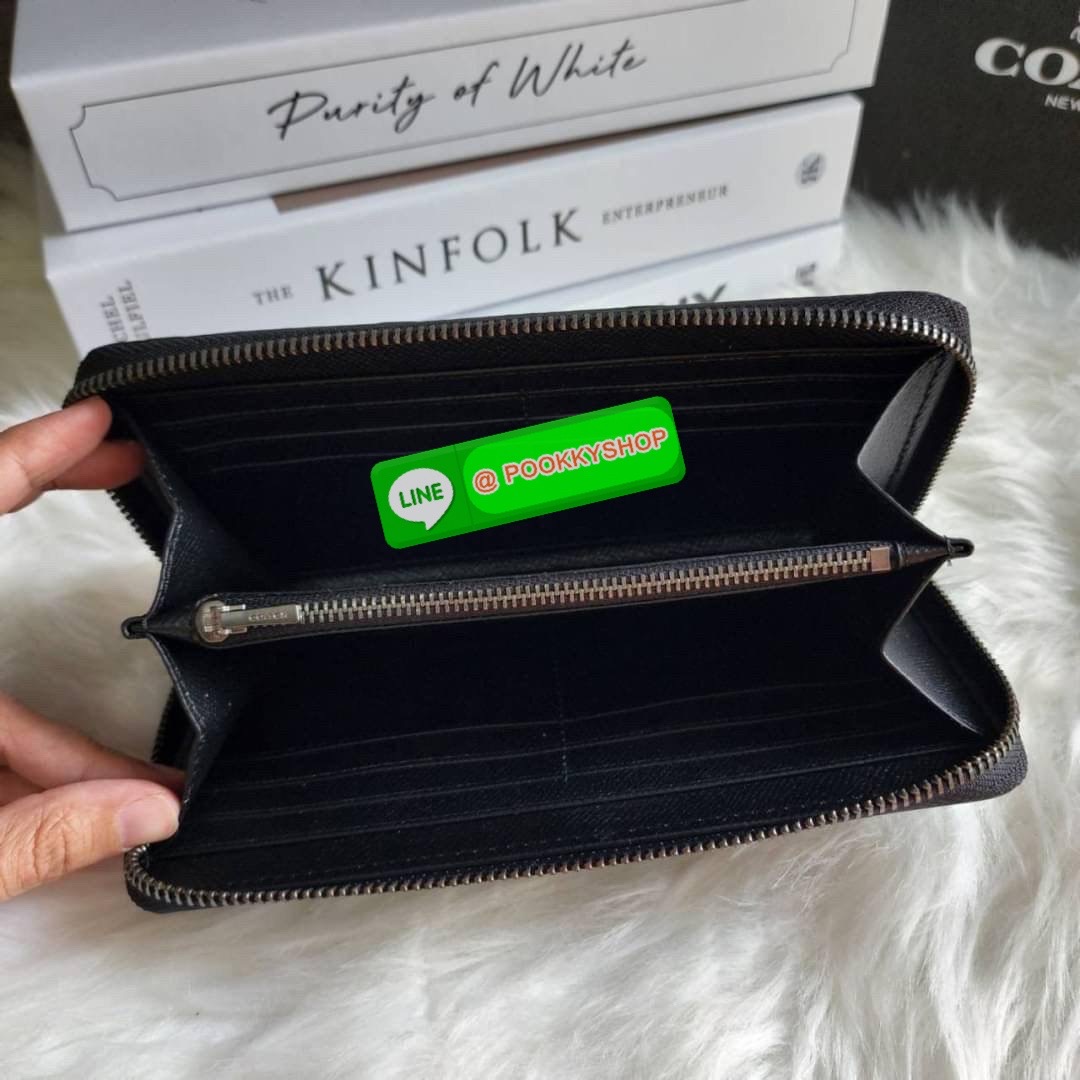 COACH ACCORDION WALLET IN SIGNATURE LEATHER (COACH F58113 ) กระเป๋าสตางค์ลาย C นูน แบบซิปรอบ เหมาะสำหรับคนที่ชอบกระเป๋าสตางค์แบบใบยาว วัสดุหนังแท้ เปิดปิดด้วยซิปรอบ ใส่บัตรเครดิตได้ 12 ใบมีช่องซิปตรงกลางใส่เหรียญ สามารถใส่โทรศัพท์มือถือได้
