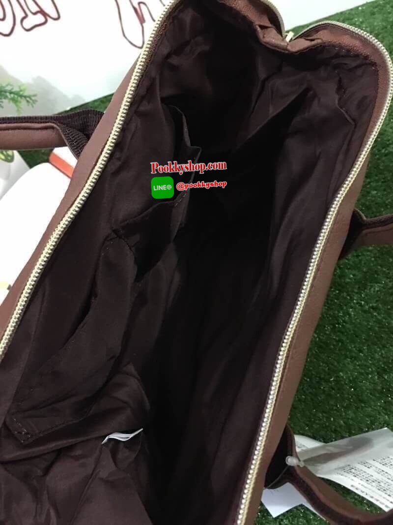 Anello polyester 2 way mini boston bag จากแบรนด์ดังในประเทศญี่ปุ่น กระเป๋าสไตล์คลาสสิค มีโครงปากกระเป๋ากว้างเป็นสัญลักษณ์ วัสดุหนังpu กันน้ำได้ ภายในมีช่องใหญ่และช่องเล็กด้านข้าง2ช่อง เปิดปิดด้วยซิปคู่ มีตัวล้อคที่หูจับ ด้านหน้ามีช่องซิปเล็กใช้งานได้จริง