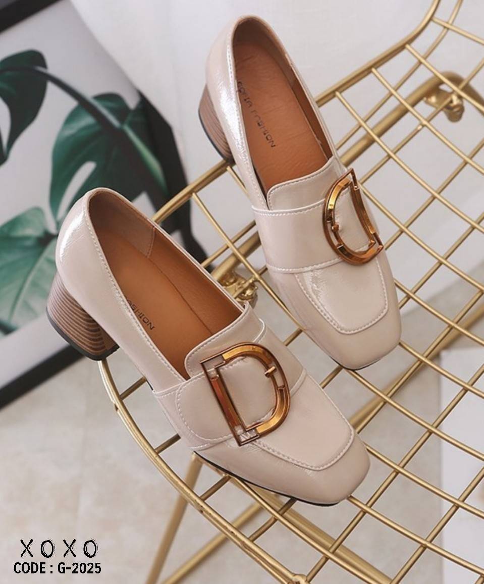 สินค้าพร้อมส่ง คัชชูสวม หน้ากว้าง ใส่สบาย สวยเก๋ ส้นไม้ มีส้นเล็กน้อย กำลังใส่สบาย วัสดุ PU ด้านบนติดอะไหล่ ทรงเหลี่ยม สวย แมทส์ชุดง่าย