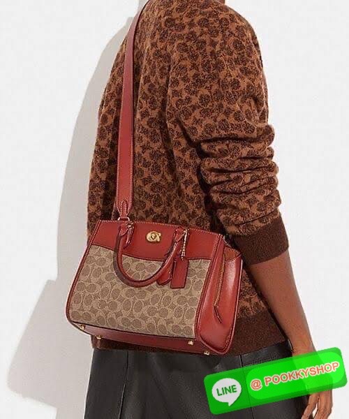 COACH BROOKE CARRYALL 28 (CE733) กระเป๋าถือหรือสะพายข้าง สุดหรู ลุคคุณนาย ให้วัสดุแคนวาสตัดหนังแท้ ภายในกว้าง แบ่งช่องเป็นสัดส่วน มีช่องซิปตรงกลาง สายสะพายถอดออกได้ จะถือหรือสะพายแมทซ์ได้หลายลุคเลยค่ะ
