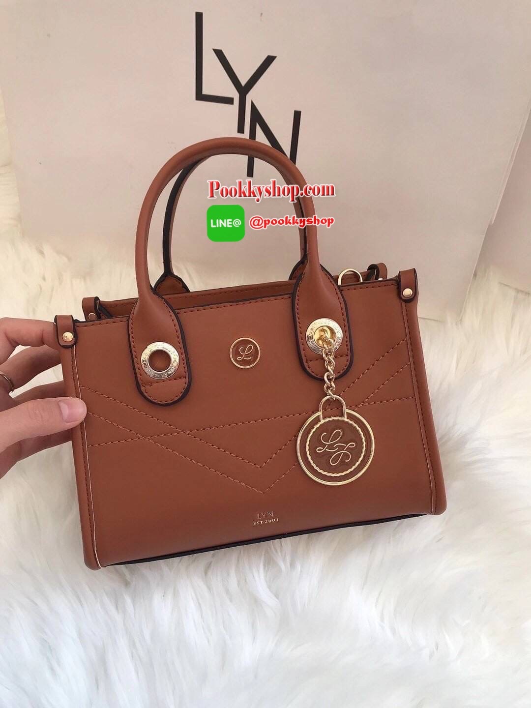 LYN PALAZZO M HANDBAGS กระเป๋าถือและสะพายข้าง เรียบหรู พร้อมสายยาวปรับได้ ใช้งานทุกโอกาส ด้านในใส่จุ