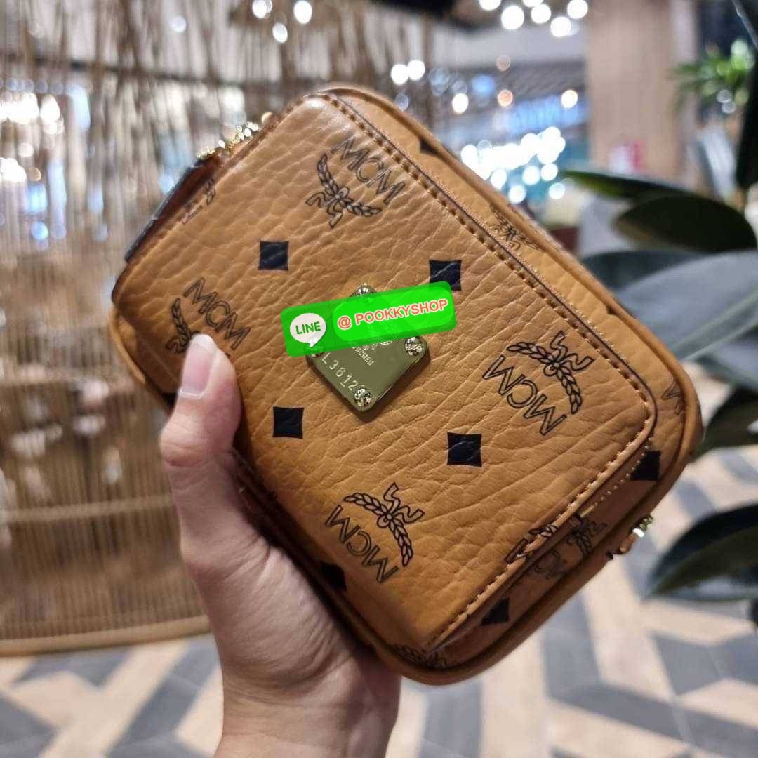MCM X-MINI KLASSIK CROSSBODY BAG IN VISETOS รุ่นยูนิเซ็กส์มาแล้วจ้า!! ไซส์นี้ใช้ได้ทั้งหนุ่มๆสาวๆไปเลย กระเป๋าสะพายข้างทรงครอสบอดี้ ใบเล็กขนาดกะทัดรัด วัสดุหนังแคนวาสคุณภาพดี มีช่องหลัก 2 ช่อง ภายในมีช่องย่อยให้ 1 ช่อง มาพร้อมสายสะพายสปอร์ตที่ดีไซน์หรูไม่