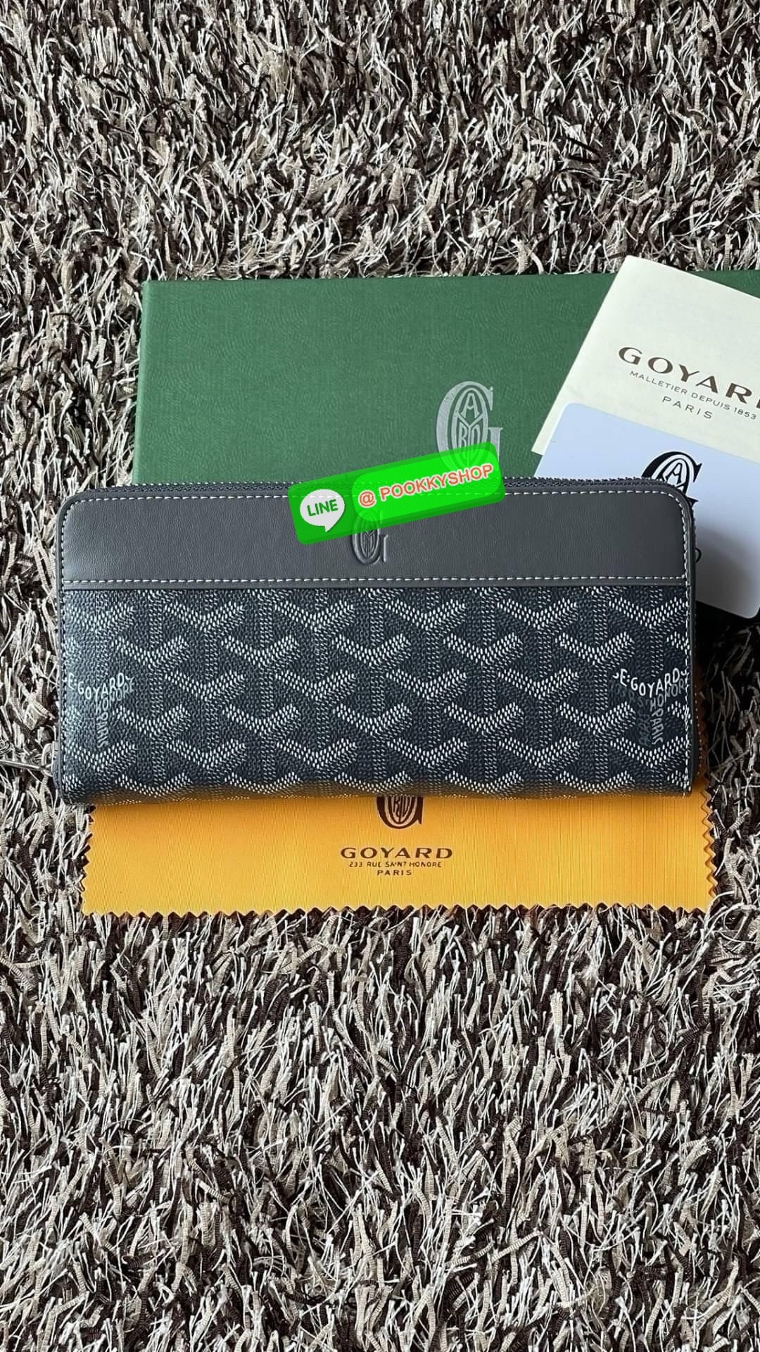 Goyard Matignon GM Wallet แบรนด์สัญชาติฝรั่งเศสที่มีความคลาสสิคและลวดลายอันเป็นสัญลักษณ์ อีกหนึ่งรุ่นที่แนะนำ กระเป๋าสตางค์ แบบยาว Matignon GM ที่มีซิปปิดสนิทและปลอดภัย ช่องใส่การ์ด 12 ช่อง ช่องซิปตรงกลาง และช่องเก็บของขนาดใหญ่ 2 ช่อง ช่วยให้คุณเก็บการ์ด