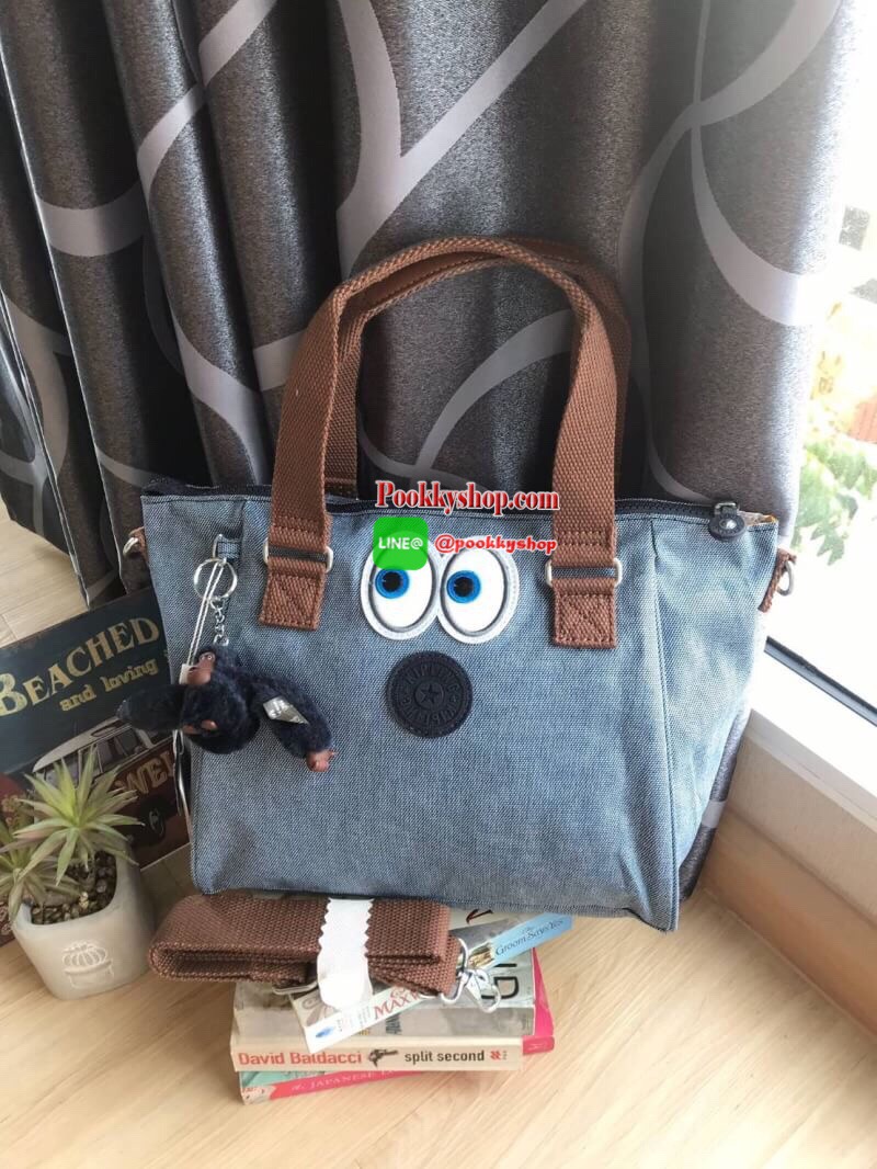 Kipling women’s amiel handbag (k15371) กระเป๋าถือหรือสะพายข้างได้ วัสดุpolyamide100%เปิดปิดกระเป๋าแบบซิปเดียว ภายในมีฐานกว้าง มีช่องซิป ช่องเล็กแยกเป็นสัดส่วนพร้อมสายห้อยกุญแจ ด้านหลังกระเป๋ามีช่องซิปยาวหนึ่งช่องใช้งานได้จริง มาพร้อมสายสะพายถอดออกได้ ปรับ