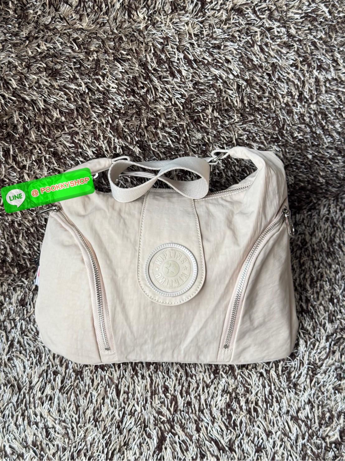 Kipling Syro Shoulder bag กระเป๋าในสไตล์มินิมอล แต่สามารถใส่สิ่งของได้ครบครัน มีทั้งช่องซิปภายในและนอก น้ำหนักเบา มีสายสะพายครอสบอดี้ได้