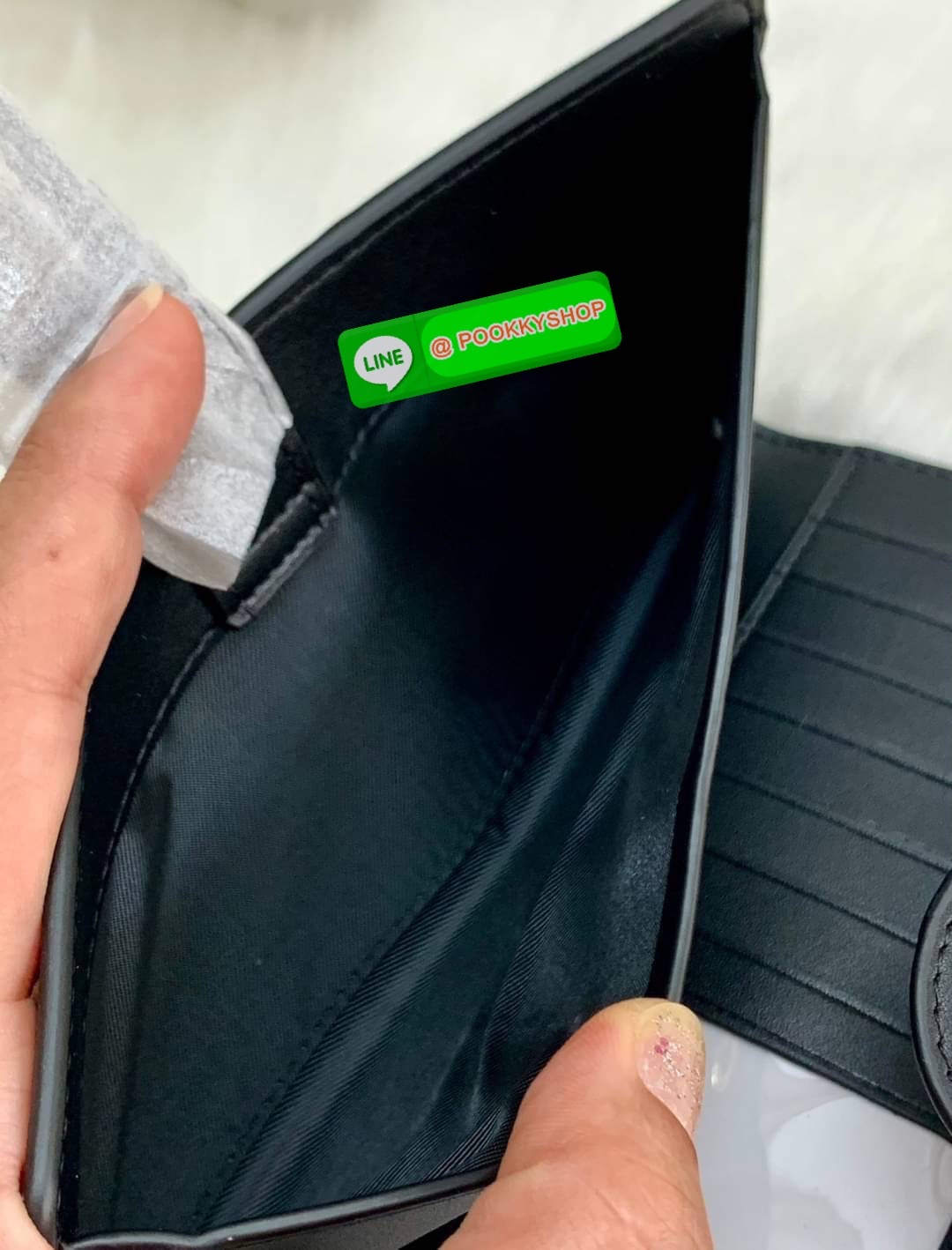 COACH TECH WALLET IN COLORBLOCK SIGNATURE ((C2874)) ✔️กระเป๋าเงินใบยาว หนังแท้ พร้อมสายคล้องมือในตัวค่ะ ✔️เปิดปิดด้านหน้าแบบฝากระดุม ภายในมีช่องใส่ธนบัตร2ช่อง ;สามารถใส่มือถือ iphone 10 xs max ได้เลยค่ะ ✔️มีช่องเสียบธนบัตร7ช่อง;พร้อมช