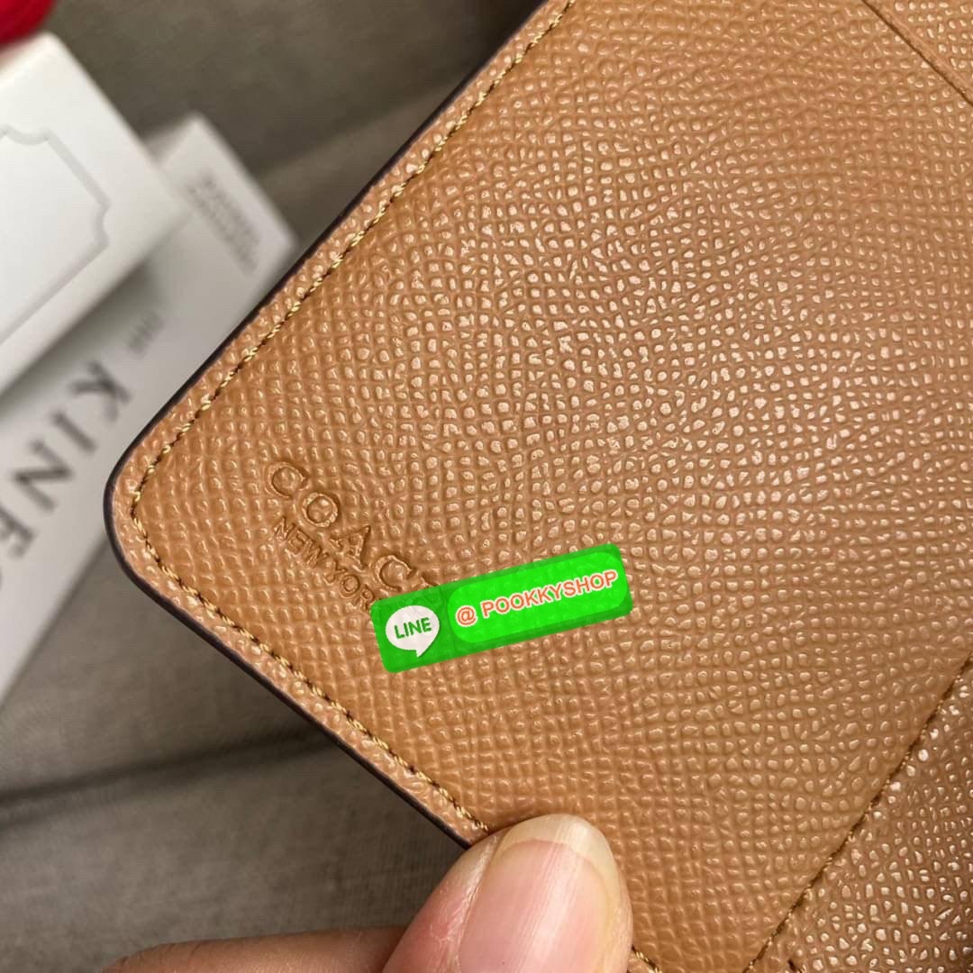 COACH 6390 MEDIUM CORNER ZIP WALLET กระเป๋าสตางค์ใบกลาง สีพื้นเรียบหรู วัสดุcrossgrain ภายในมีช่องใส่บัตรและธนบัตรได้ทุกชนิด มีช่องซิปใส่เหรียญ ขนาดกะทัดรัดพกพาง่าย คนชอบจัดระเบียบกระเป๋าสตางค์แนะนำเลยจ้า