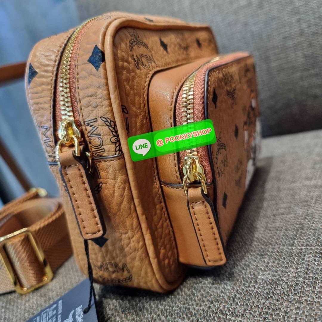 MCM KLASSIK CROSSBODY IN NEW YEAR TIGER VISETOS ใหม่ล่าสุด คอลเลคชั่นรับปีเสือ ของมันต้องมี กระเป๋าสะพายข้างทรงครอสบอดี้ โดดเด่นด้วยลายพริ้นท์น้องเสือคมสวย รุ่นนี้หนุ่มๆหรือสาวๆก็สะพายได้น้า ขนาดกำลังดี วัสดุหนังแคนวาสคุณภาพดี มีช่องหลัก 2 ช่อง เปิด-ปิดด้