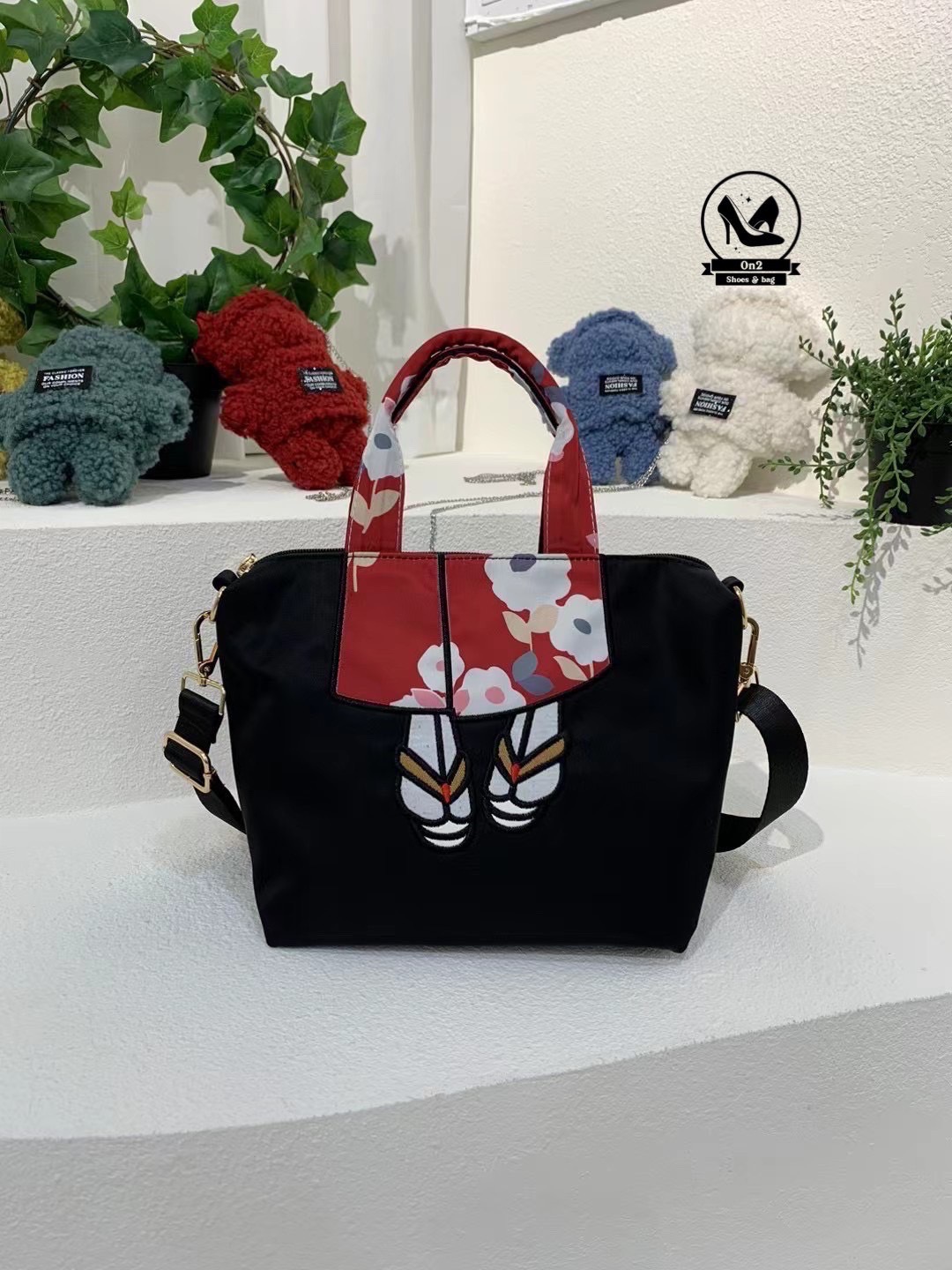 กระเป๋าทรงชอปปิ้ง shoping bag แบรนด์ mis zapatos วัสดุตัวกระเป๋าทำจากผ้ากันน้ำอย่างดี อะหลั่ยสีทอง water proof ด้านหน้าลายน่ารักมากๆ ด้านหลังมีช่องซิป มาพร้อมสายยาว ทำจากผ้ากันน้ำตัวเดียวกับกระเป๋า สามารถปรับระดับได้