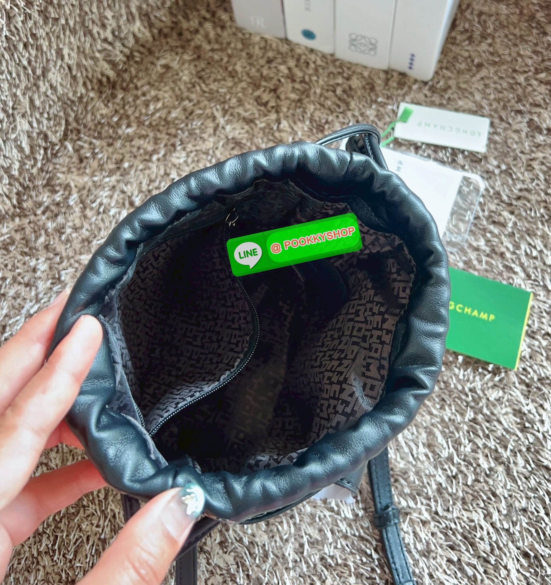 NEW ARRIVAL! LONGCHAMP LE PLIAGE XTRA XS BUCKET BAG ต้องบอกก่อนว่ารุ่นนี้เป็นรุ่นที่ใช้ออกมาแล้วไม่มีคำว่าผิดหวัง ออกแบบมาสวยแบบตัวแม่เลยค่าา 🔖พร้อมส่งทันที! กับกระเป๋าทรงบัคเกต หนังแท้smooth leather อย่างดี ใบกลางเจ้าลำตัวแล้วสวยมากก