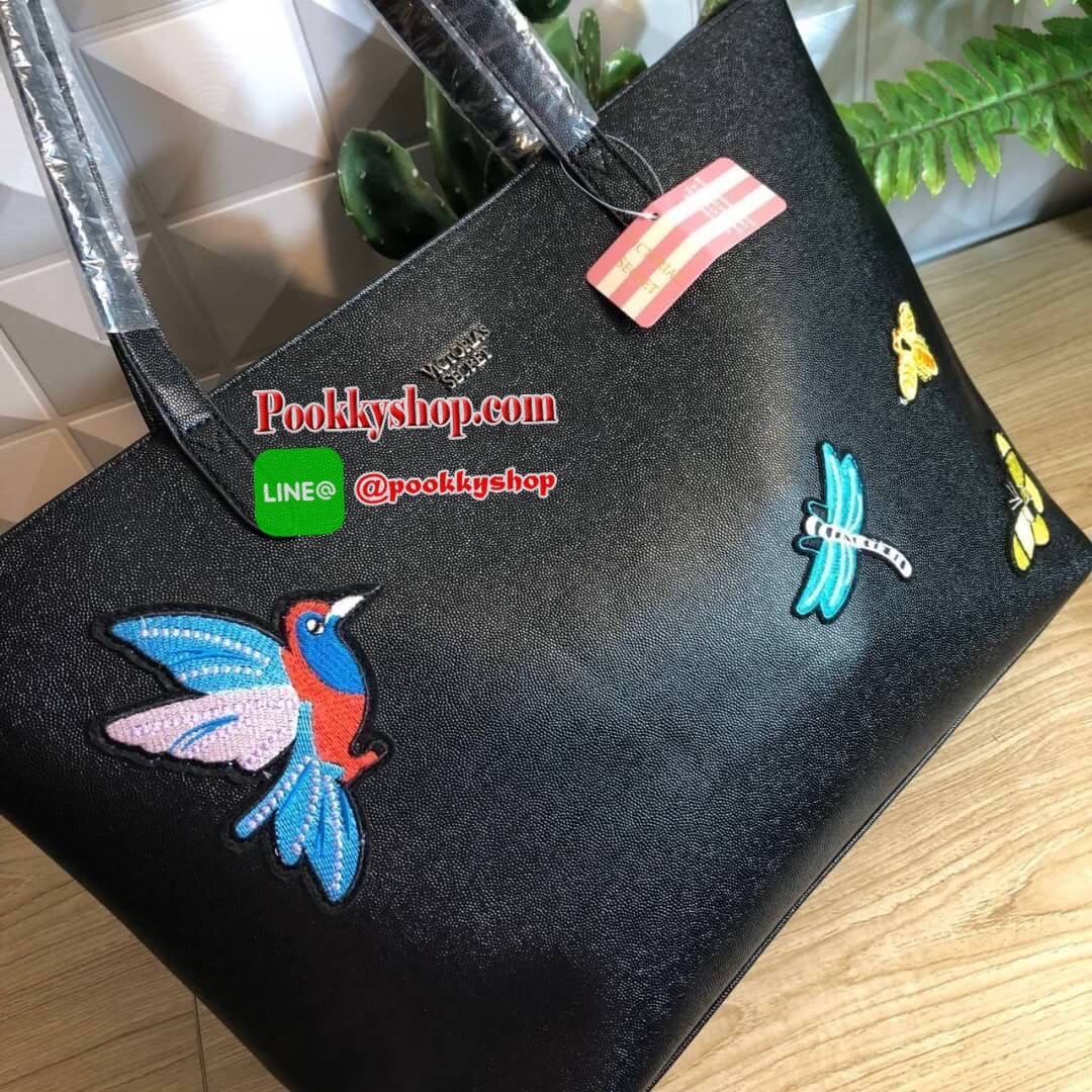 Victoria’s Secret Tote Bag 2019 กระเป๋าถือหรือสะพายลายหนังคาเวียร์ สวยด้านหน้าประดับด้วยโลโก้ ตัวกระเป๋าแต่งด้วยลายปักสวยเก๋ ปากกระเป๋าเปิดปิดด้วยซิปสะดวกใช้ ภายในมีช่องโล่งและช่องเล็กไว้แบ่งเก็บของ ใส่หนังสือ เอกสาร A4 Notebook ipad กระเป๋าสตางค์ ของใช้ไ