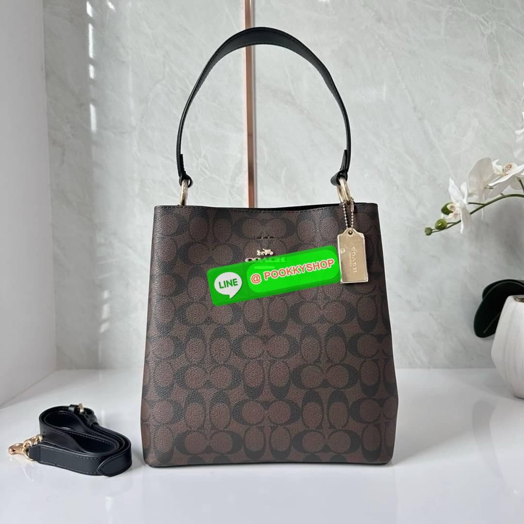 COACH TOWN BUCKET BAG IN SIGNATURE CANVAS (COACH 91512) 🔖 กระเป๋าสะพาย/ถือบัคเกต รุ่นคลาสสิคตลอดกาลไม่เอ้าท์ 🔖วัสดุ: แคนวาส ตัดหนังแท้ 🔖เปิด-ปิด กระเป๋าด้วยกระดุมแม่เหล็ก ภายในช่องโล่ง มีช่องซิปแบ่งตรงกลาง แยกเก็บของได้อย่างเป็นสัด