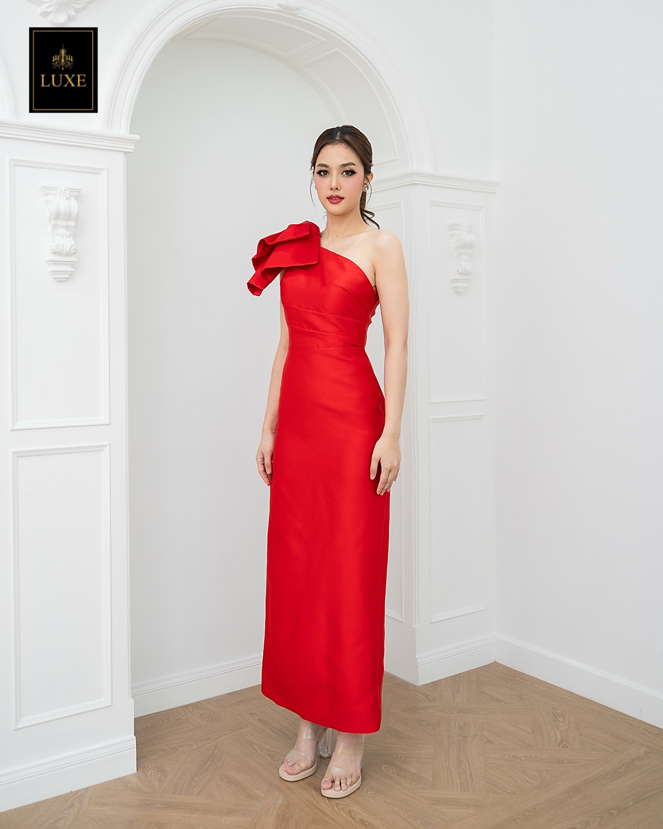 เดรสแฟชั่น เดรสเสื้อไหล่เดียวแขนกุด กระโปรงยาวทรงตรง แต่งโบว์ไซส์ใหญ่ที่ไหล่ขวา