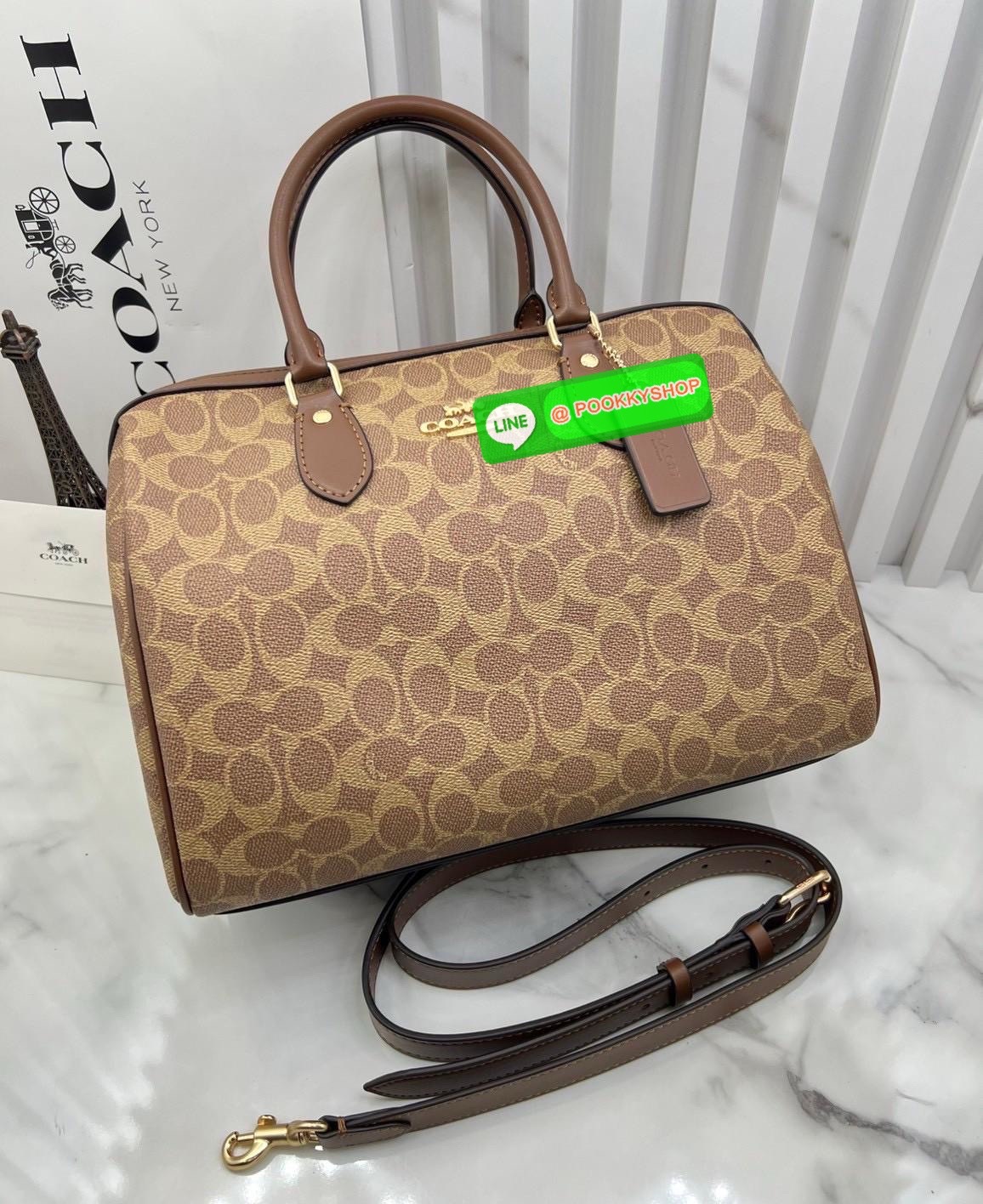 COACH ROWAN SATCHEL IN SIGNATURE CANVAS จุดเด่นของกระเป๋าทรงsatchel bag คือรูปทรงของกระเป๋าดูแข็งแรง มั่นคง ไม่เสียทรงง่าย มาพร้อมหูหิ้วที่ด้านบนของกระเป๋า ลายแคนวาสที่เป็นซิกเนเจอร์แบบเอกลักษณ์ ช่องใช้งานทุ้งภายในและภายนอก นอกจากนี้ กระเป๋าประเภทนี้ยังมี