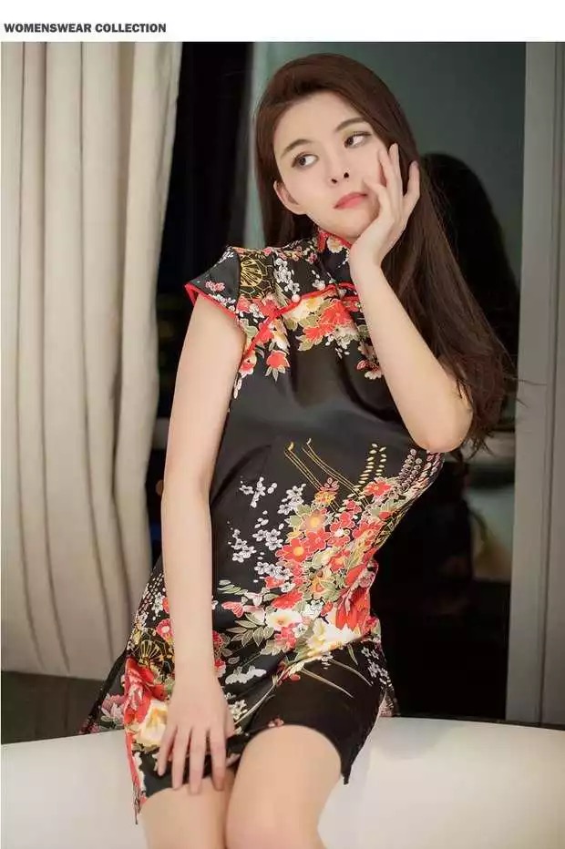 ชุดกี่เพ้าประยุกต์ ชุดกี่เพ้า สาวหมวยอินเตอร์ สีดำ ลายดอกไม้ แต่งแหวกข้าง