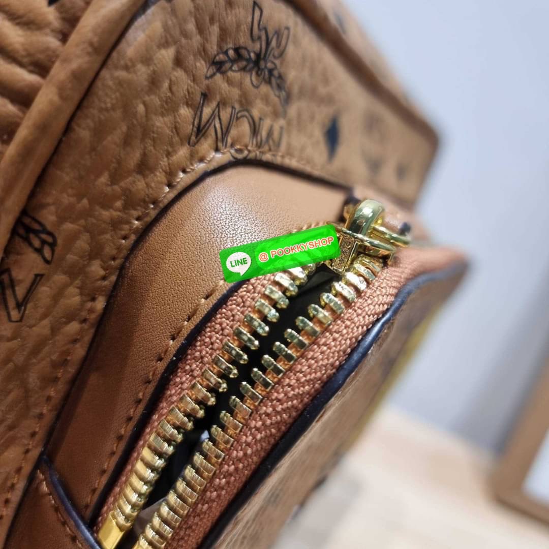 MCM KLASSIK CROSSBODY IN GEO LAUREL คอลเลคชั่นใหม่ที่เพิ่มความสไตลิชให้กับกระเป๋า ด้วยโลโก้จีโอลอเรล โดดเด่นสวยคม กระเป๋าสะพายข้างทรงคลาสสิค ขายดี วัสดุหนังแคนวาสคุณภาพ มีช่องหลัก 2 ช่อง เปิด-ปิดด้วยซิป ด้านหลังมีช่องย่อยอีกหนึ่ง ภายในโล่งกว้าง ใส่กระเป๋า