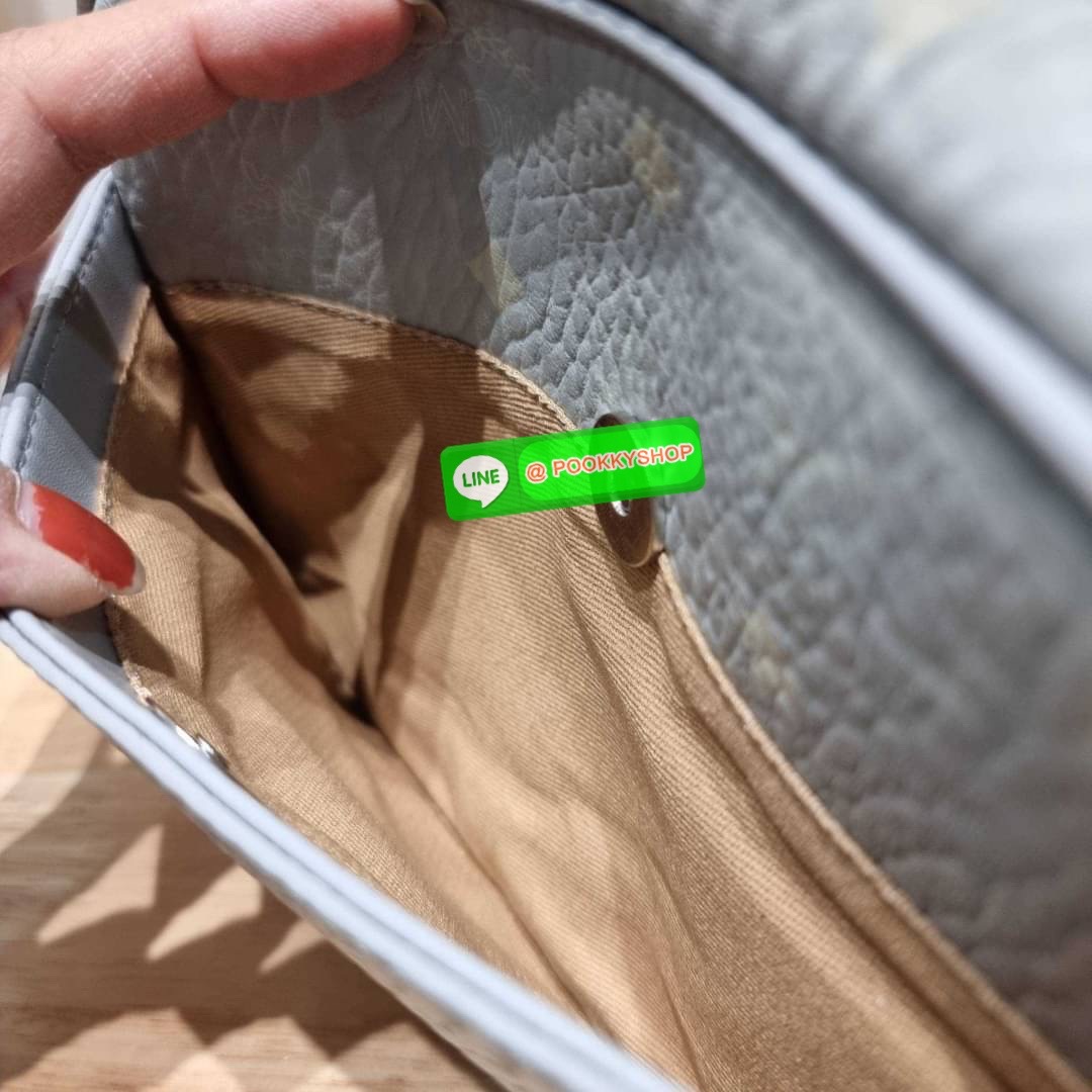 MCM KLASSIK CROSSBODY BAG สีใหม่ต้อนรับซีซั่นใหม่!! สาวกเอ็มซีเอ็มต้องมีน้า!! ใครๆเค้าก็สะพายกัน!! กระเป๋าสะพายข้างทรงครอสบอดี้ ที่ดาราใช้กันเพียบ!! รุ่นนี้หนุ่มๆสะพายหรือสาวๆก็สะพายได้น้า ขนาดกำลังดี วัสดุหนังแคนวาสคุณภาพดี มีช่องหลัก 2 ช่อง เปิด-ปิดด้วย