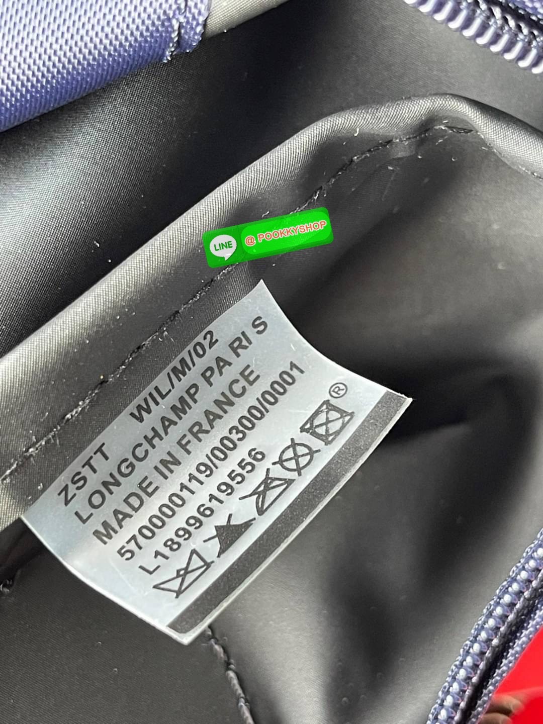 💕LONGCHAMP LE PLIAGE TRES PARIS SHOULDER BAG กระเป๋าโท้ทใบนี้ดึงดูดใจคุณด้วยรูปทรงมินิมอลและปริมาตรที่เพียงพอซึ่งสามารถเก็บเอกสารหรือแล็ปท็อปทั้งหมดของคุณได้อย่างง่ายดาย สายคล้องไหล่มีความยาวช่วยให้คุณสะพายได้อย่างสบาย ขณะที่การปิดด้วยซิปช่วยให้มั