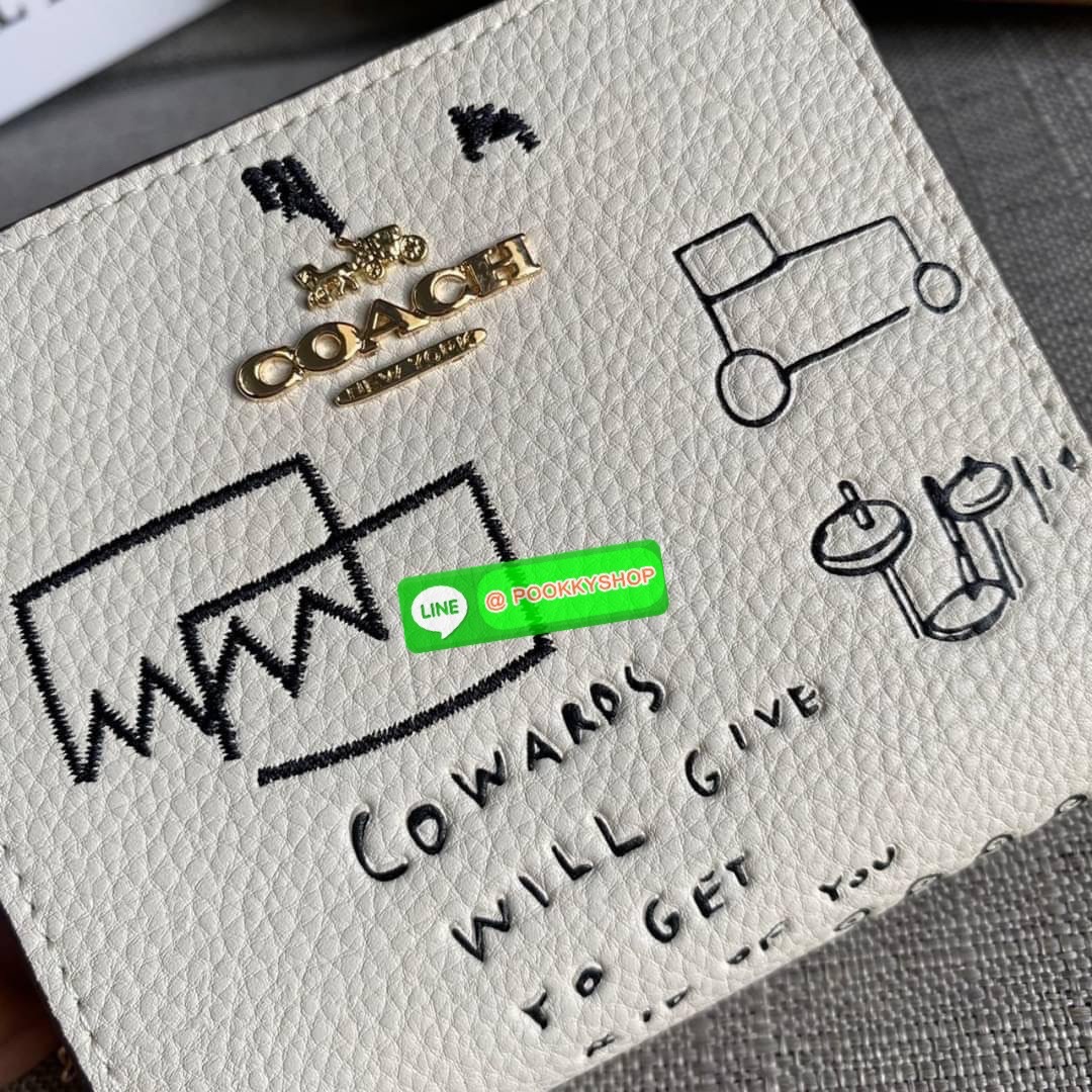 COACH X JEAN MICHEL BASQUIAT SNAP WALLET (COACH C5614) 🛍กระเป๋าสตางค์ใบเล็ก พกพาสะดวก วัสดุหนังแท้ ทนทาน เปิด-ปิดด้วยกระดุม ภายในมีช่องใส่บัตร ใส่ธนบัตรได้ทุกชนิด พร้อมช่องซิปแยกใส่เหรียญคะ