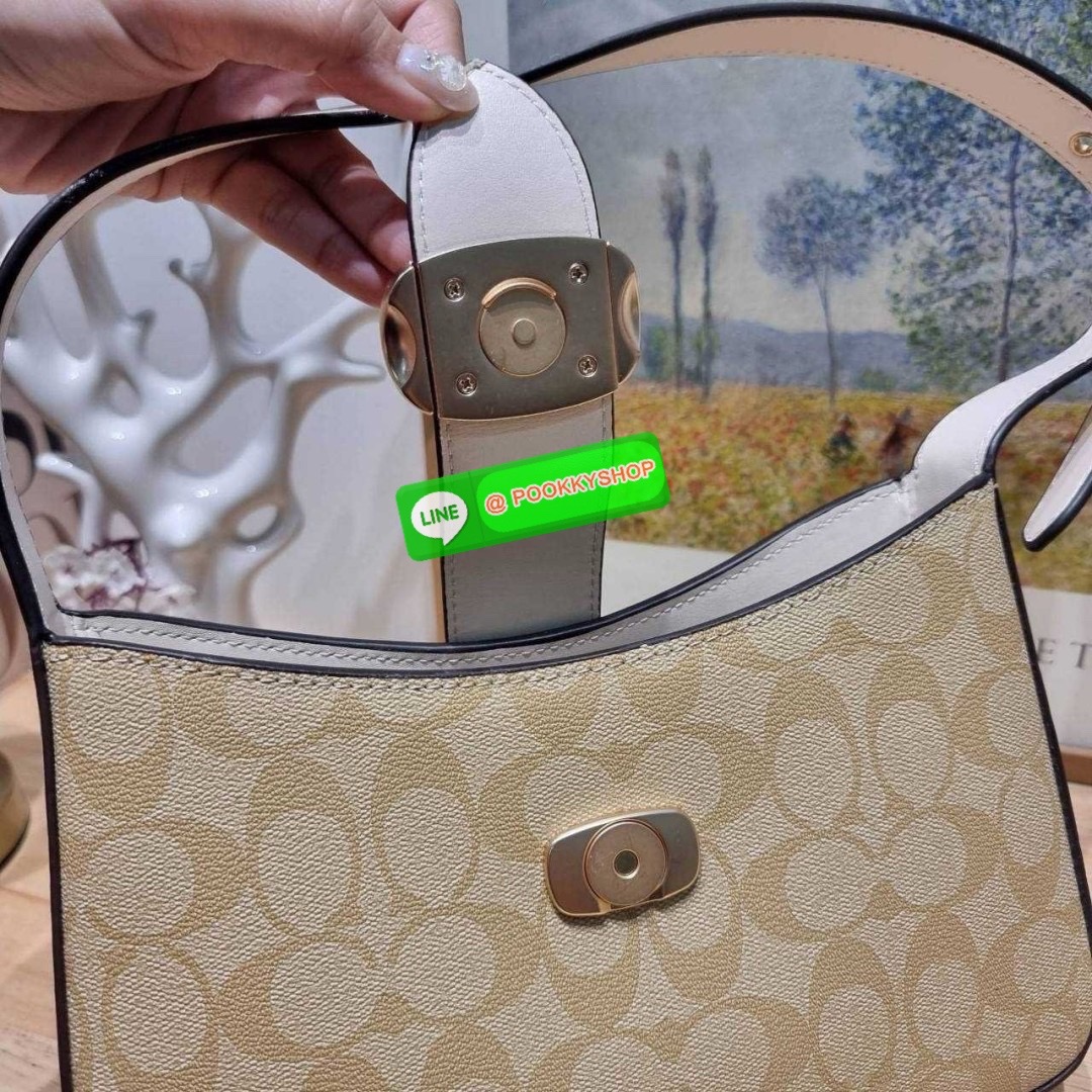 COACH CR533 ELIZA SHOULDER BAG 🔅 Details ใหม่ล่าสุด กระเป๋าสะพายไหล่ทรงโฮโบสุดหรู ดีไซน์โลโก้แบบใหม่และหรูหรายิ่งขึ้น คงความคลาสสิคและวินเทจ เปิด-ปิดด้วยสายคาดแบบกระดุมแม่เหล็ก ภายในเป็นช่องโล่ง แบ่งสัดส่วนไว้อย่างดี มีทั้งช่องใส่บัตร และช่องซิป ส