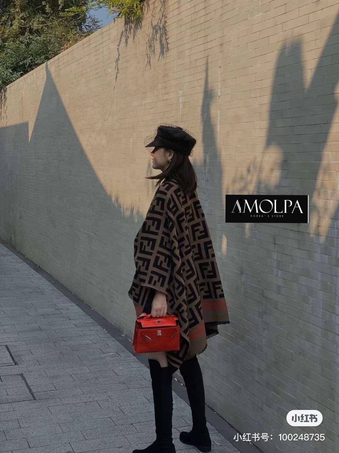 มาต่อที่ ACCESSORIES ผ้าพันคอ FENDI ผ้าหนานุ่มแน่นๆ เนื้องานละเอียด เกรดพรีเมียม ค่า ห้ามพลาดเลยน๊า