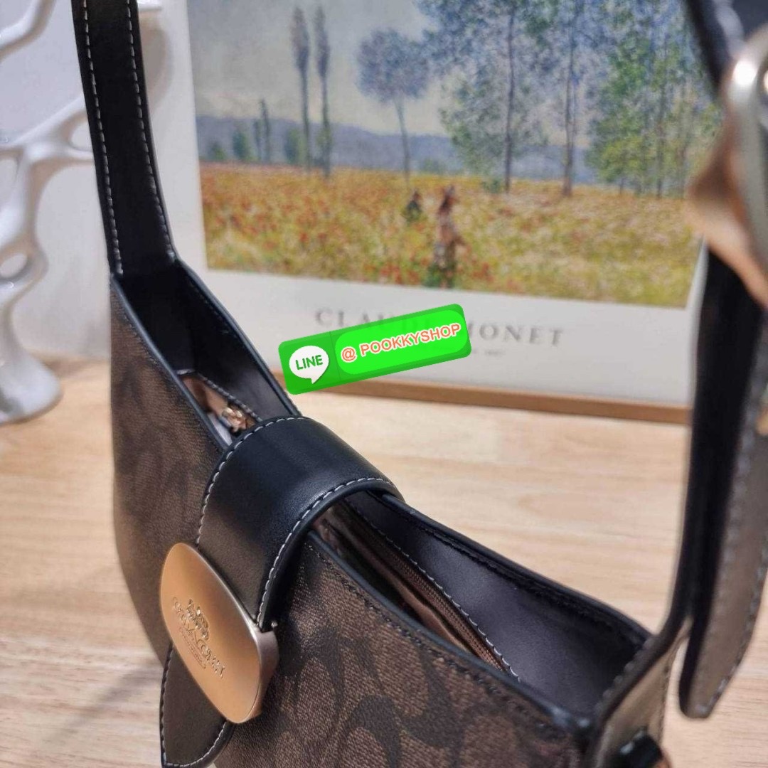 COACH CR533 ELIZA SHOULDER BAG 🔅 Details ใหม่ล่าสุด กระเป๋าสะพายไหล่ทรงโฮโบสุดหรู ดีไซน์โลโก้แบบใหม่และหรูหรายิ่งขึ้น คงความคลาสสิคและวินเทจ เปิด-ปิดด้วยสายคาดแบบกระดุมแม่เหล็ก ภายในเป็นช่องโล่ง แบ่งสัดส่วนไว้อย่างดี มีทั้งช่องใส่บัตร และช่องซิป ส