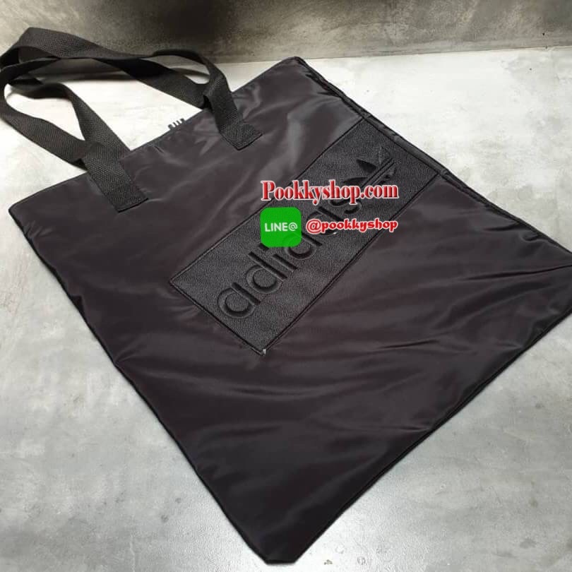 adidas shopping bag ลายปัก กระเป๋าถือด้านหน้าปักโลโก้แบรนด์ รุ่นนี้เปิดปิดด้วยช่องซิป ด้านหลังเรียบ ขนาดกำลังดี วัสดุกันน้ำ รุ่นนี้ใส่ของได้เยอะค่ะ คุ้มๆ กับสาวก adidas แบบสปอร์ต อย่าพลาดน๊า