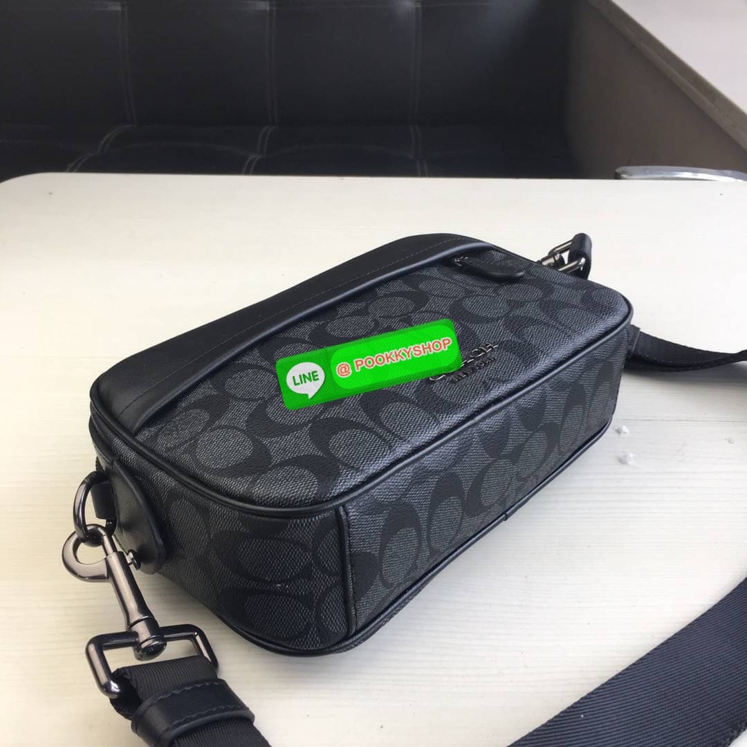 Brand : Coach Graham Crossbody Detail : กระเป๋าสะพาย crossbody ทรงเหลี่ยมชาย ใหม่ล่าสุด ภายในกว้างและ มีช่องว่างหนึ่งช่องใหญ่ ใส่ของได้จำนวนมาก สายสะพายปรับระดับได้ ถือไปทำงานก็เรียบหรู หรือจะสะพายในวันชิวๆ ก็ได้ ซื้อเป็นของขวัญให้แฟน หรือคนในครอบครัวได้เ