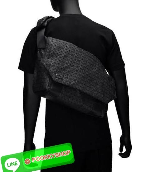 💕Baobao issey miyake Sling shoulder bag ดีไซน์เอกลักษณ์เฉพาะตัว ใส่ของได้เยอะ ช่องกระเป๋าเป็นระเบียบ โดยโดดเด่นด้วยแผ่นรูปสามเหลี่ยมอันเป็นซิกเนเจอร์ในการจัดเรียงสลับกัน รุ่นนี้ยังมีจุดเด่นในเรื่องคุณสมบัติการใช้งาน ภายในมีช่องบุหนาสำหรับใส่โน้ตบุ