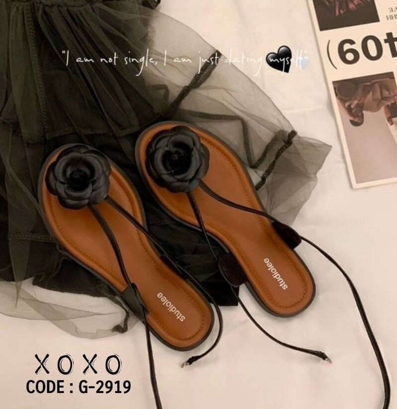 🎁 สินค้าพร้อมส่ง 🎁 แตะครีบ รัดหลัง ด้านบนแต่งดอกไม้สวยงาม หนังนุ่ม แมทส์ชุดง่าย น้ำหนักเบา วัสดุหนัง PU