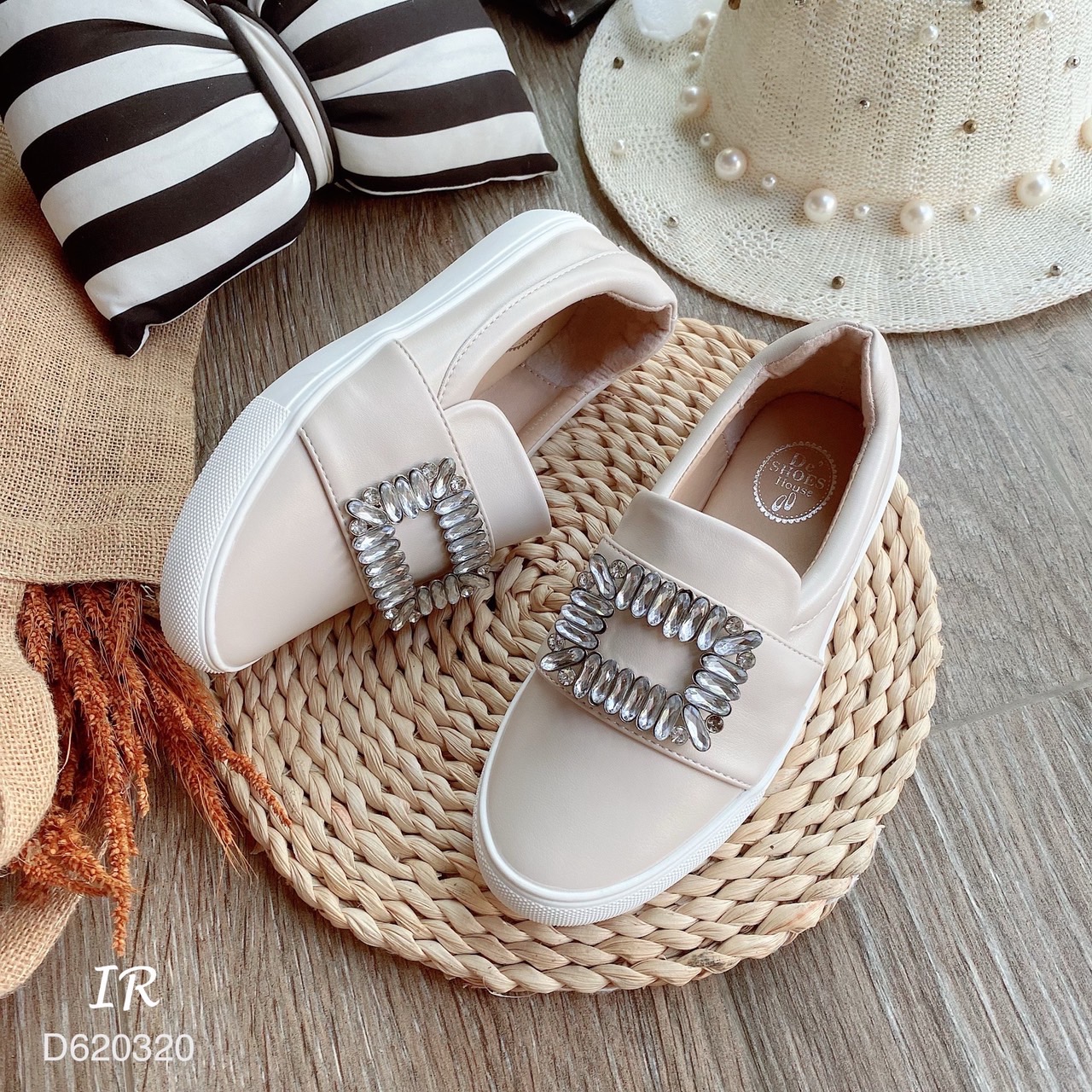 รีพีทแบบขายดี!!! พร้อมส่ง Roger Vivier ชนช็อป วัสดุหนังนิ่มแต่งอะไหล่เพชรสี่เหลี่ยมด้านหน้า ดาราเซเลบใส่กันเยอะมากๆคะรุ่นนี้ ใส่แล้วทำให้ลุคของคุณดูเด่นมากๆ ดังนั้นสาวๆไม่ควรพลาดรุ่นนี้เลยนะค้า