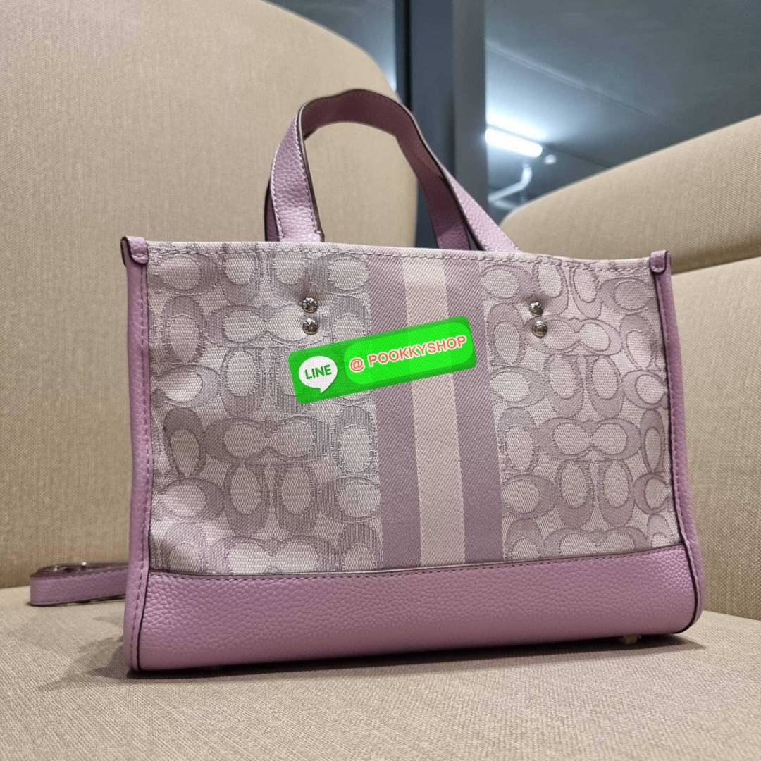 COACH C8448 DEMPSEY CARRYALL IN SIGNATURE JACQUARD WITH PATCH ใบใหญ่ จุใจ คอลเลคชั่นสุดปัง สีที่สาวๆรอคอย ละมุนเกินเบอร์ สวยคม มีความหรูในตัว กับกระเป๋าทรงโท้ท ไซส์ใหญ่ที่สามารถจุของได้แบบไม่ต้องกังวล ฟังก์ชั่นการใช้งานสะดวกที่สุด มีทั้งสายคล้องในตัว และส