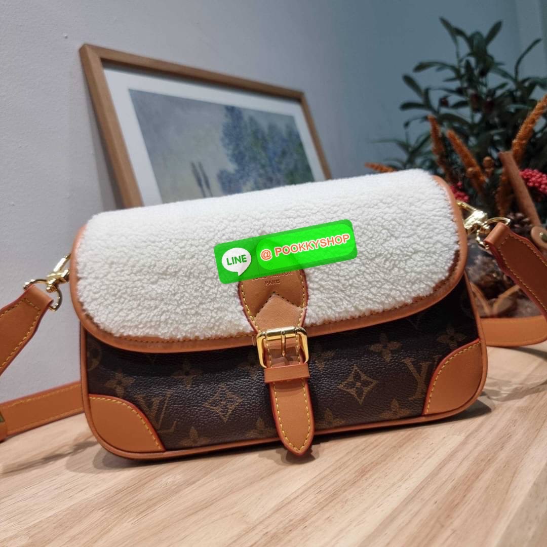 LV DIANE BAG ใหม่กับรุ่นที่ทำมาจำนวนจำกัด ดีไซน์ต้อนรับอากาศเย็นๆช่วงส่งท้ายปี กับกระเป๋าสะพายทรงสวย ดีไซน์คลาสสิคซ่อนความหรู ด้วยการตกแต่งขนฟูนุ่ม วัสดุหนังแคนวาสตัดสลับหนังแท้ เปิด-ปิดกระเป๋าด้วยกระดุมแม่เหล็ก ภายในเป็นช่องโล่ง ใส่ของสำคัญได้ครบ สายสะพา