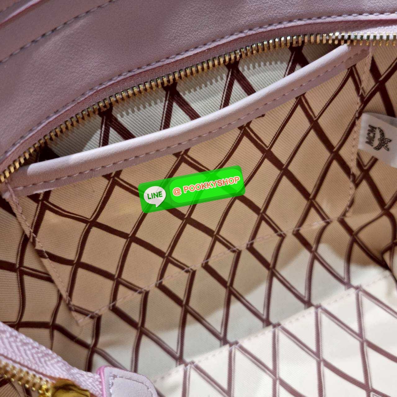 🔆 Model MCM × HELLO KITTY MINI TONI SHOPPER IN VISETOS 🔆 Details ฉลองครบรอบ 50 ปี Hello Kitty ที่มาคอลแลบกับ Mcm ได้อย่างลงตัว น่ารักน่าใช้มากๆ กับกระเป๋าถือ/สะพายข้าง ทรง shopper ไซส์มินิ สวยคลาสสิค ดีไซน์ปั๊มลายคิตตี้ละมุนๆ ขนาดพกพาสะดวก