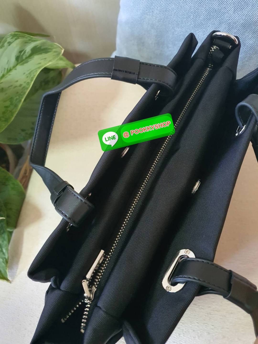 พร้อมส่งรุ่นใหม่ จากแบรนด์ PRADA งานพรีเมี่ยมกิ๊ฟท์จากเคาเตอร์ต่างประเทศค่ะ ทรง Handbag มาพร้อมสายยาว วัสดุทำจากผ้า POLYESTER สามารถกันน้ำได้ ด้านหน้ามีโลโก้แบรนด์ ด้านหลังมีช่องซิป สำหรับใส่ของ เปิดปิดด้วยซิป ภายในมีช่องซิป และช่องใส่ของแบ่ง บุผ้าลายแบรน