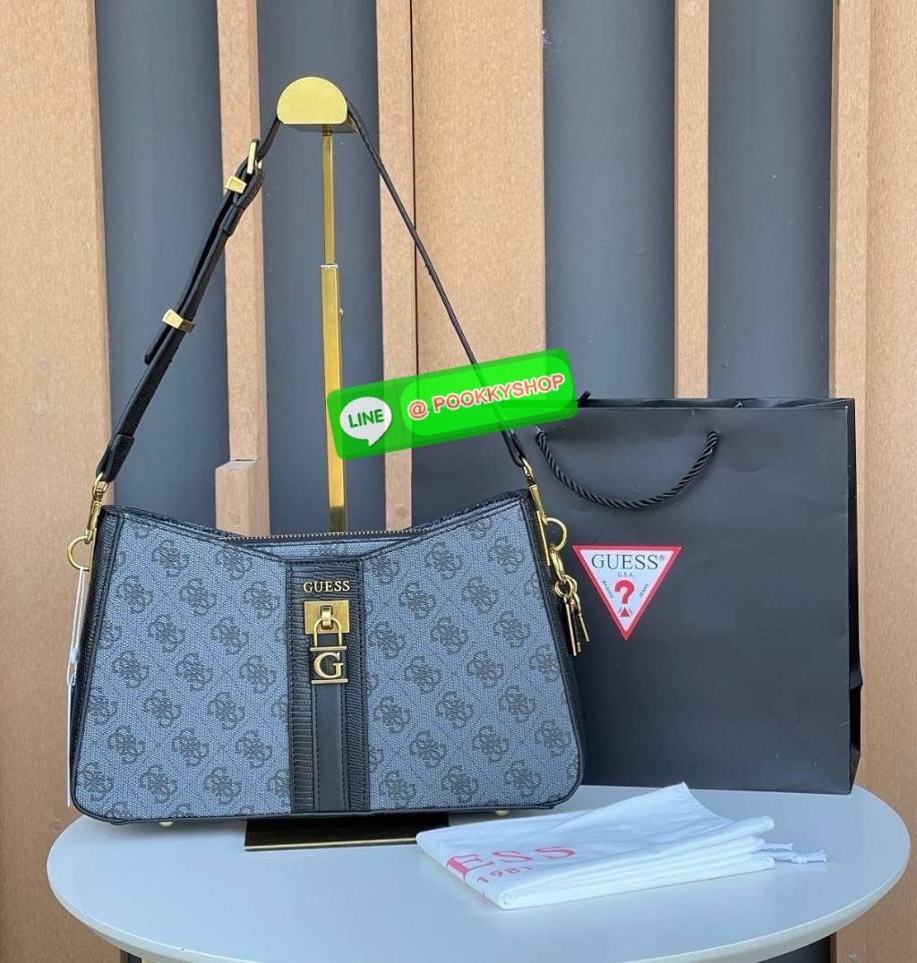 Guess แท้ Outlet กระเป๋าทรง hobo สะพายไหล่ สายสะพายหนังปรับระดับได้ ประดับด้วยพวงกุญแจแบรนด์ เปิดปิดด้วยซิป ด้านในซับในตราแบรนด์อย่างดี