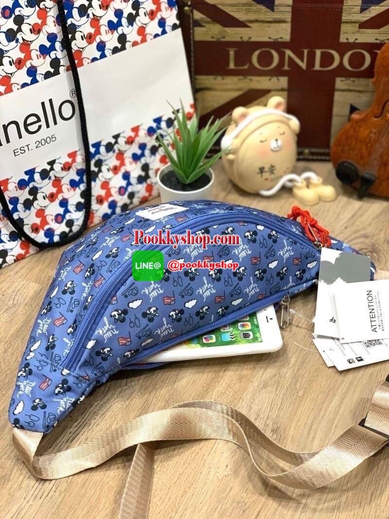 ANELLO กระเป๋าคาดอก CROSSBODY MINI DISNEY X ANELLO รุ่นDT-G010 กระเป๋าทรงคาดอก คาดเอว หรือสะพายครอสบอดี้ จากDisney x anello ซีรีย์ Let's travel with Mickey คอลเลคชั่นใหม่ที่มีการนำทั้ง 5 ประเทศ เอาสถานที่มาวางบนตัวกระเป๋าและมีตัวการ์ตูนสุดคลาสสิคอย่า