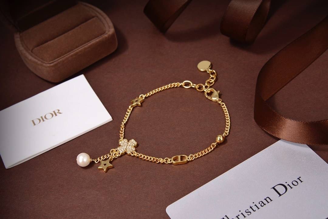 Super Hi-End Quality !!!!!!!! ((งาน 1:1 เหมือนแท้ สวยเป๊ะมากๆค่ะ)) Christian Dior Bracelet สร้อยข้อมือดิออร์ งานเกรดซุปเปอร์ไฮเอนคะ สวยมากๆ ชนช็อป laser stamp ครบ ตัวเรือนสีทองเงาคลาสสิค ใส่ออกมาน่ารักที่สุด ฮ๊อตฮิตมากค่ะ ดาราใส่ตรึม ตัวเรือนสีทองเงา งานช