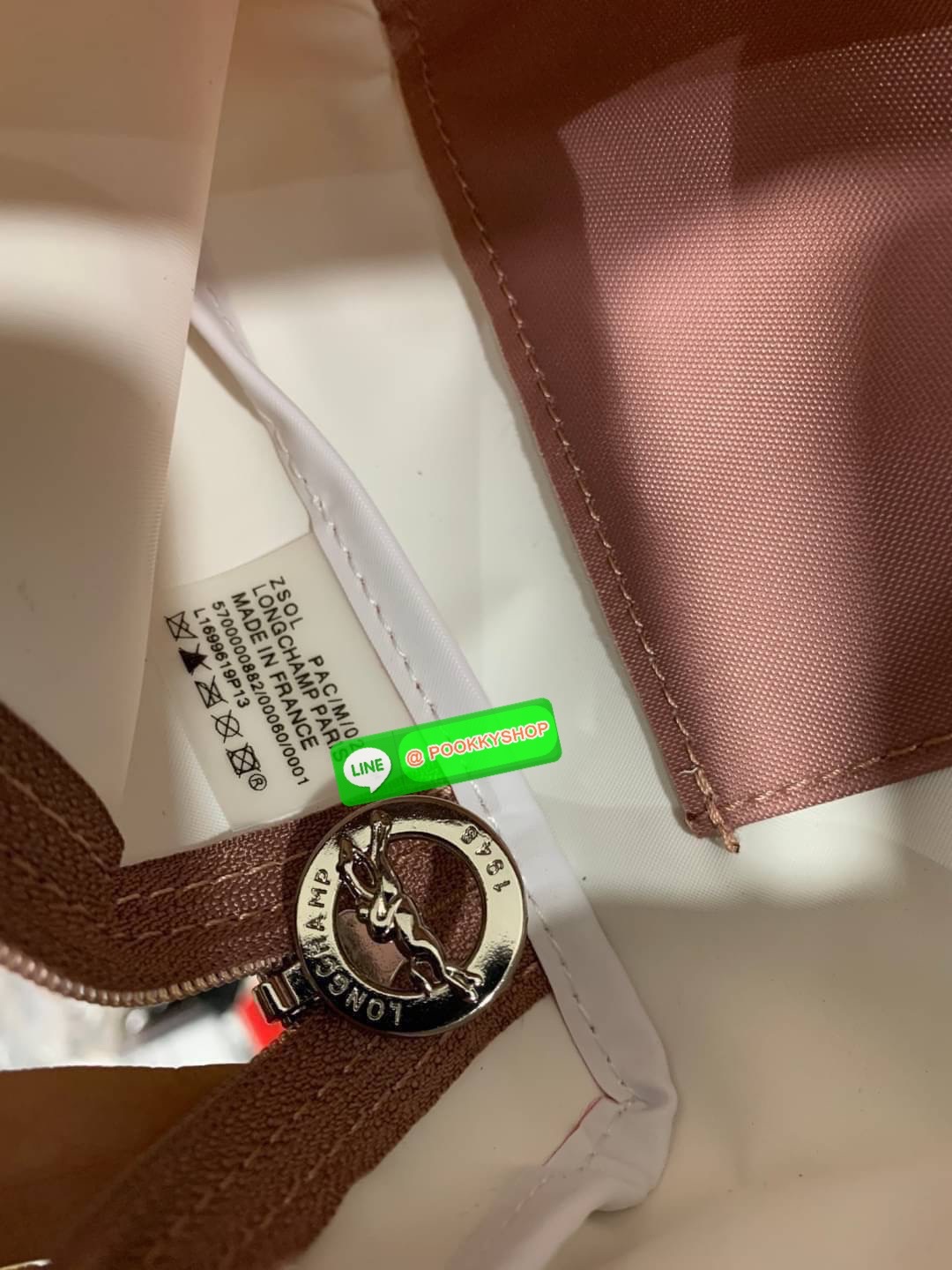 💕Longchamp LE PLIAGE Club Backpack พบกับอีกหนึ่งสไตล์ของLongchamp ที่เป็นรุ่นยอดนิยมอีกรุ่น สำหรับสาวแฟชั่นหัวทันสมัย เติมความพิเศษให้กับลุคด้วย ยังมีสีให้เลือกเยอะเรียกได้ว่าชอบสีโทนไหน ชอบแต่งตัวสไตล์ไหนก็เอาไปแมทช์กันได้เลย เป็นกระเป๋าเป้ในไม่ก