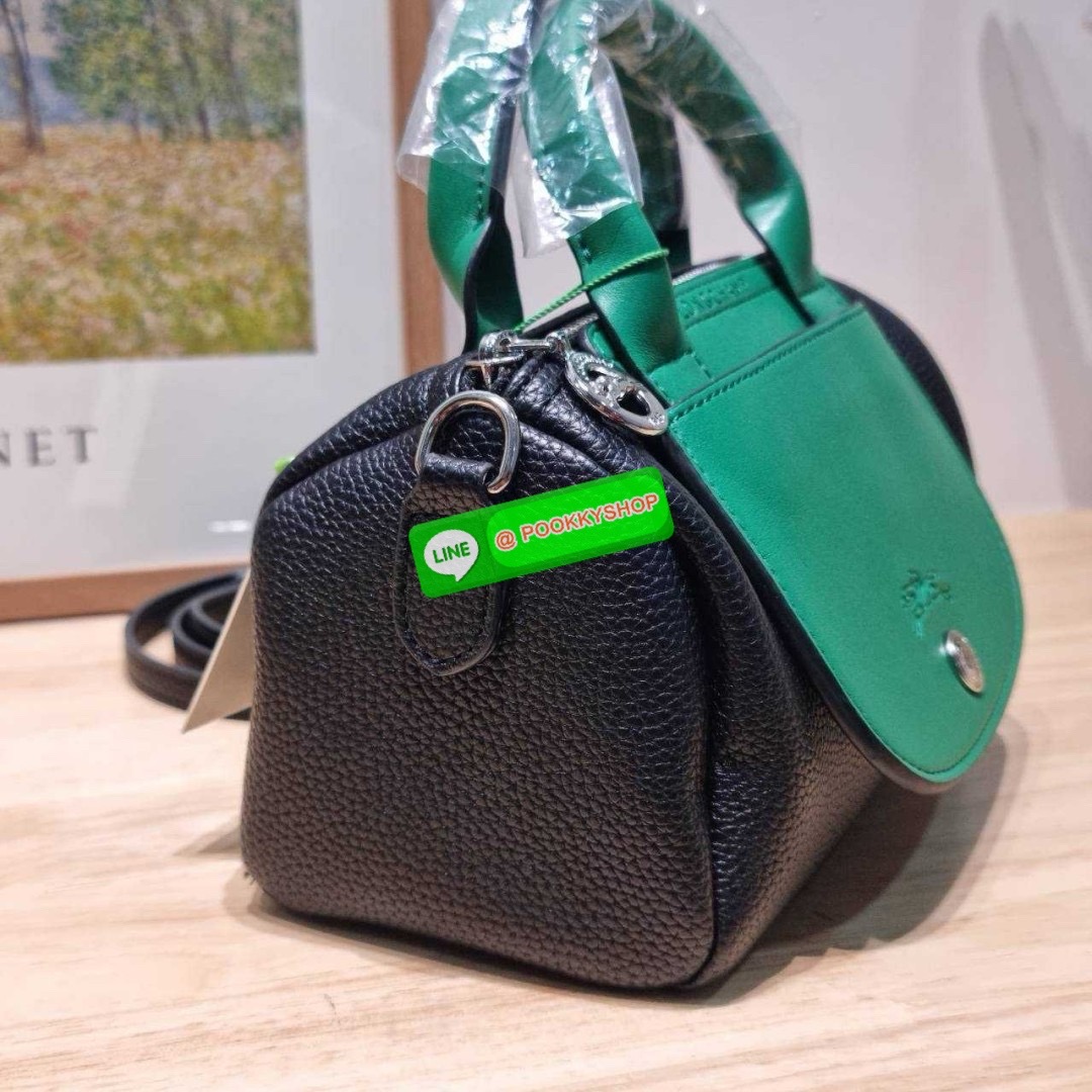 Longchamp le pliage xtra XS leather crossbody bag 🔆 Details มาใหม่! กับกระเป๋าถือ/สะพายรุ่นยอดฮิต ที่มาในดีไซน์ทูโทน โดดเด่นมีกิมมิค น่ารักน่าใช้สุดๆ รูปทรง cylinder ใช้งานง่าย ฝากระเป๋ามีช่องเล็กๆให้ได้ใส่บัตร ใส่ธนบัตรแบบหยิบจับง่ายๆ ช่องหลักเป็