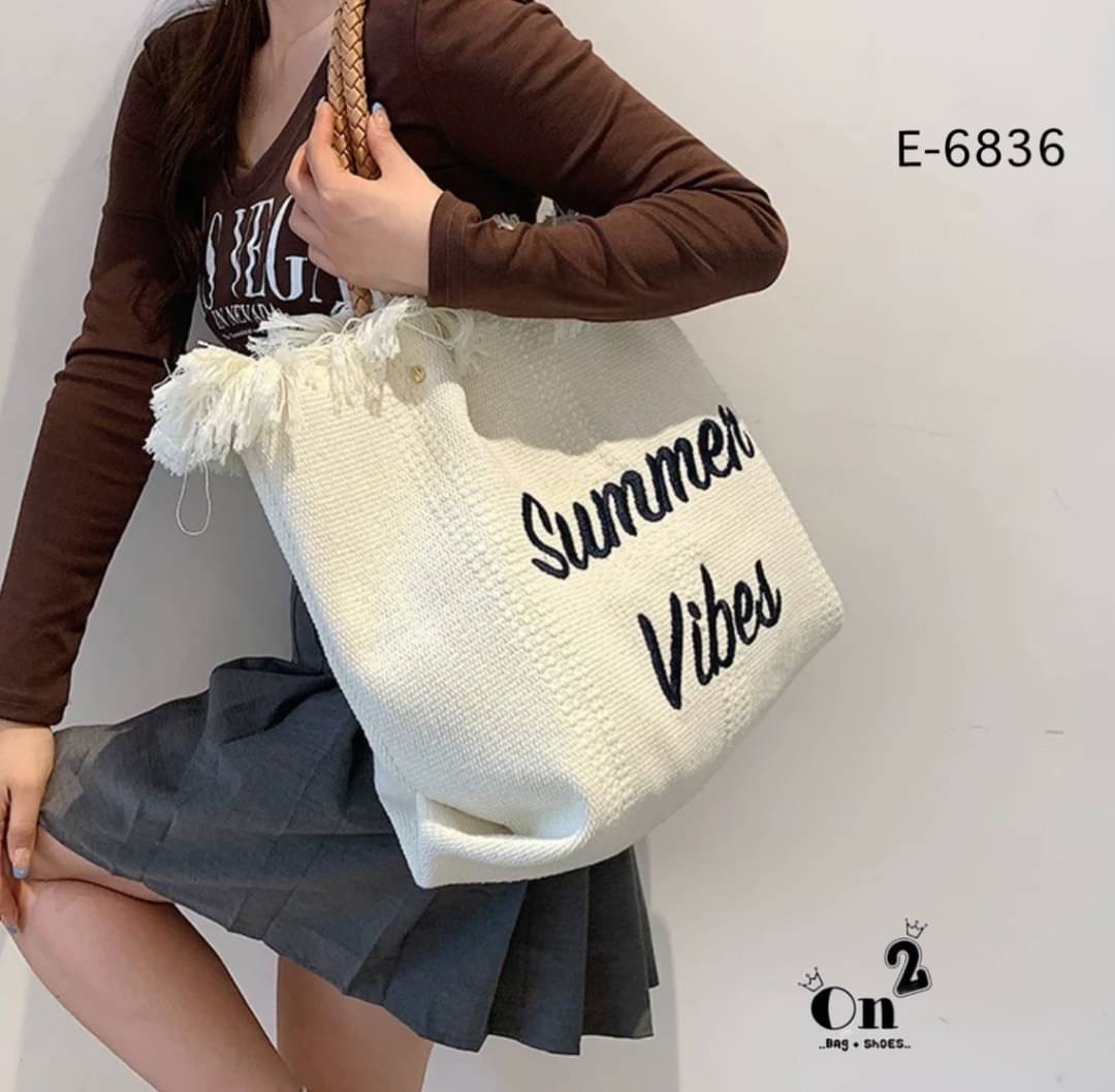 กระเป๋าสะพายแฟชั่นทรงชอปปิ้ง แต่งขอบปล่อยพู่ดูเก๋ ใบใหญ่ใช้งานง่าย จุของได้เยอะเลยค่ะ พร้อมส่งน้า