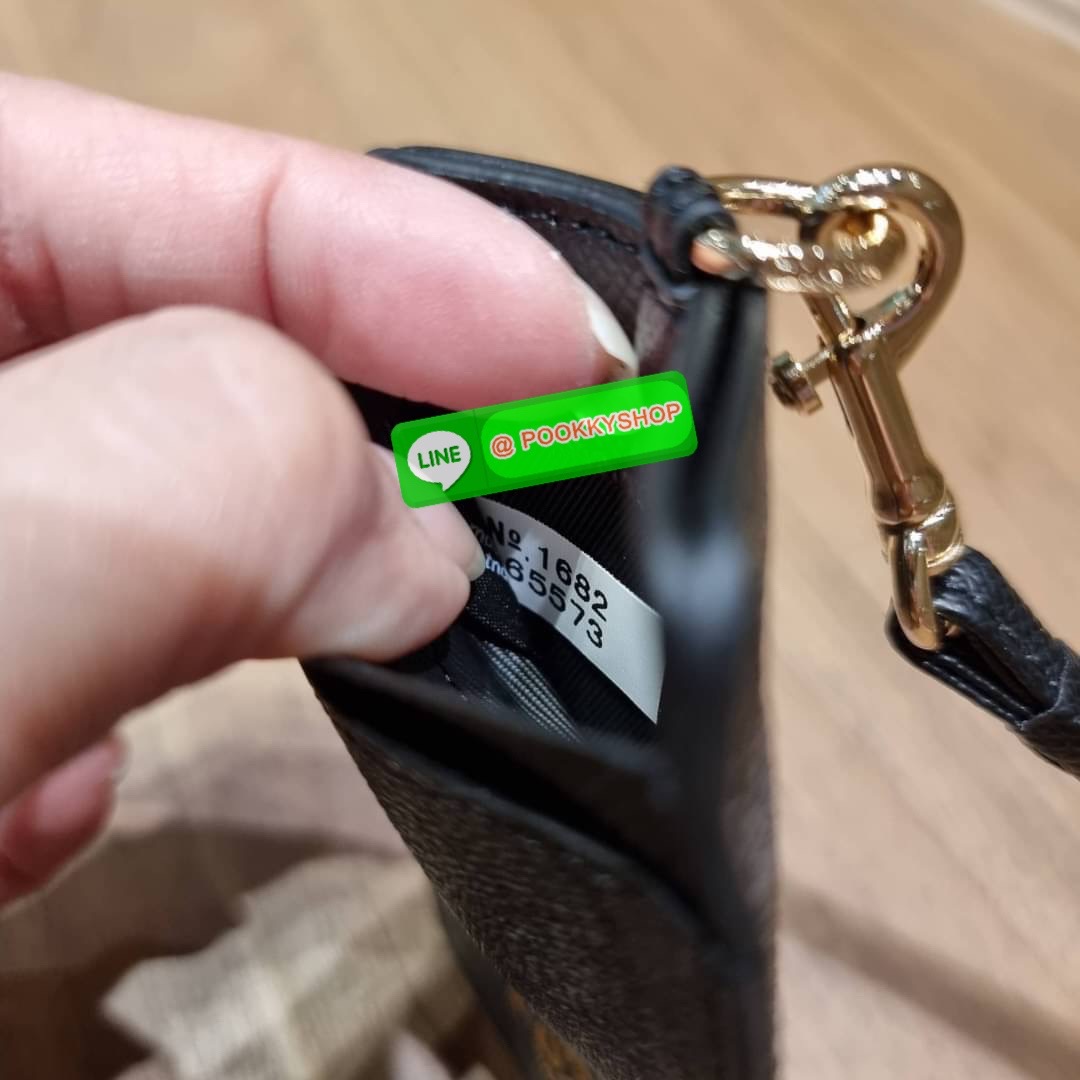 กระเป๋าใส่บัตรคล้องคอ Coach card holder ราคาพิเศษสุดๆ!!! ของหายาก!! ง่ายๆแบบไม่ธรรมดา!! คลาสสิคแต่มีดีเทลโดดเด่น!! กระเป๋าถนอมบัตร พร้อมสายคล้องคอ ดีไซน์ลวดลายสวย ดูดีทุกแบบ ใช้งานง่าย พกพาสะดวก จะใส่บัตรพนักงาน บัตรเครดิต บัตรปชช. ใบขับขี่ และบัตรอื่นๆที