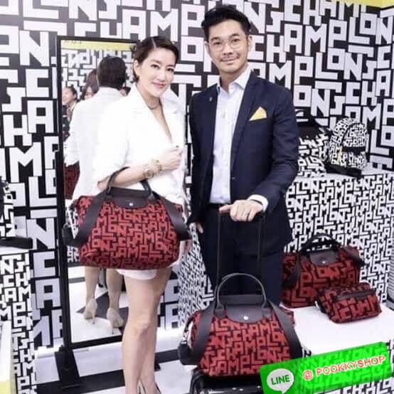 💕Longchamp LE PLIAGE LGP TOP HANDLE BAG M พบกับคอลเลคชั่นใหม่ล่าสุด มีดีไซน์ที่เรียบหรูและคลาสสิก แฝงด้วยลูกเล่นแบบเฟมินีน แถมยังมีน้ำหนักเบาอย่างไม่น่าเชื่อ มาพร้อมกับหูจับกระเป๋าคู่และฝาปิดแบบกระดุม กระเป๋าถือใบนี้สามารถใช้ถือแบบทั่วไป มีสายสะพา