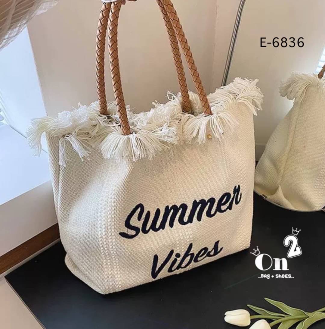 กระเป๋าสะพายแฟชั่นทรงชอปปิ้ง แต่งขอบปล่อยพู่ดูเก๋ ใบใหญ่ใช้งานง่าย จุของได้เยอะเลยค่ะ พร้อมส่งน้า