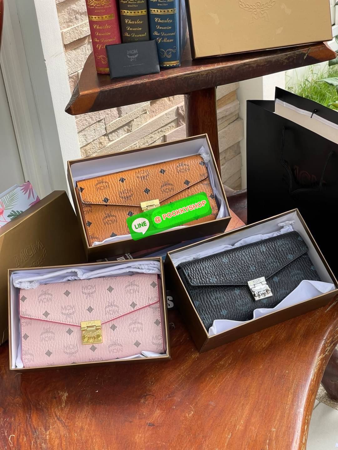 MCM Millie Flap Crossbody In Visetos ในฐานะตำนานที่ยังคงอยู่ กระเป๋าจากคอลเล็กชั่น Millie นี้ มีเรื่องราวของ MCM แทรกซึมอยู่ในทุกองค์ประกอบ กระเป๋าใช้งานแบบCrossbody โดยฝาปิดกระเป๋าตัดเย็บจากผ้าใบเคลือบผิวพิมพ์ลาย Visetos (Visetos Canvas) ถือเป็นไอเทมในฝั