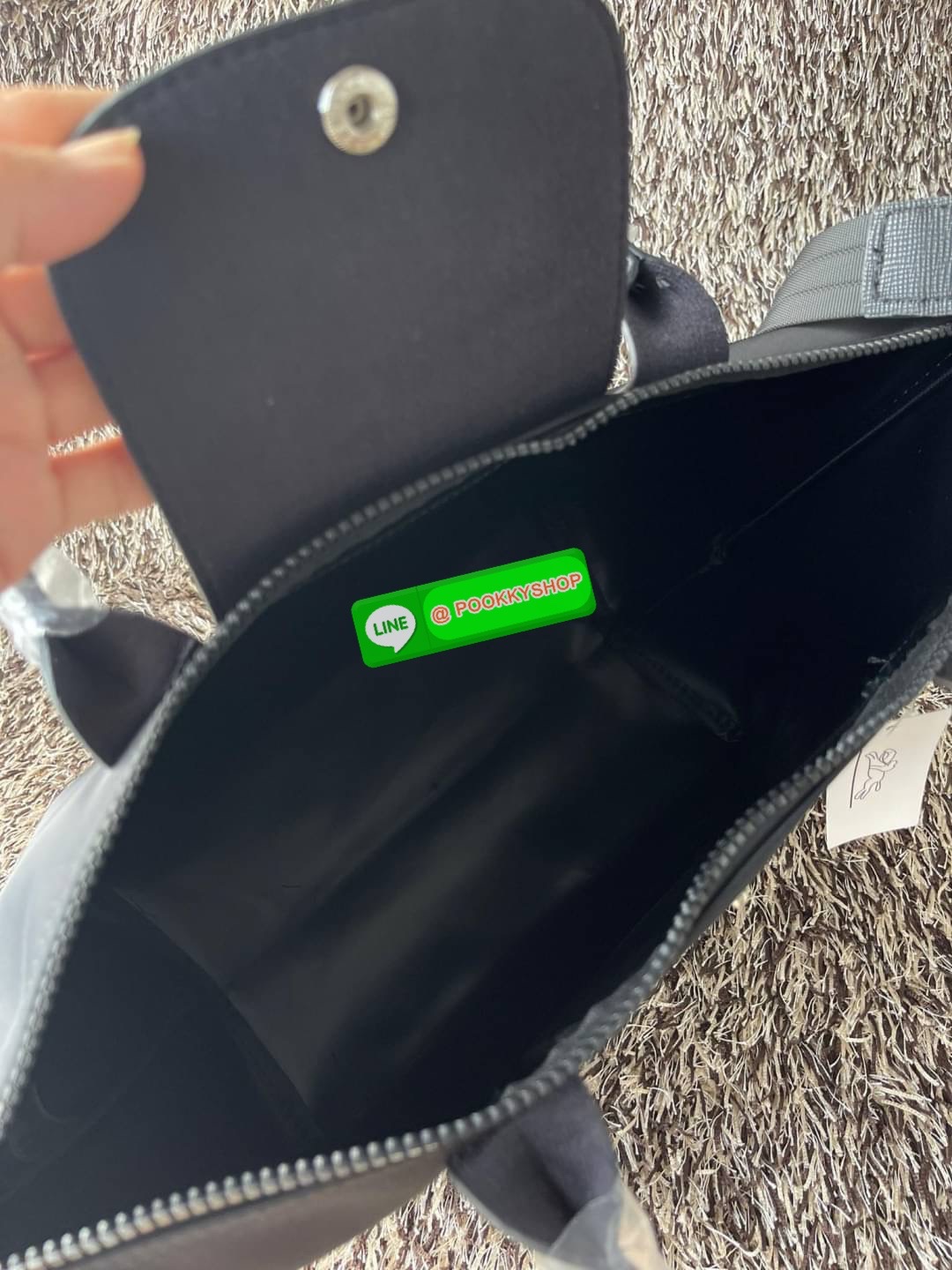 Longchamp Le Pliage Neo Size M มาพบกับกระเป๋ารุ่นยอดนิยม ที่สาวๆ ต้องมีไว้เก็บไว้สักใบ กระเป๋าโท้ทใบนี้ มาพร้อมกับสีที่มีสไตล์เรียบง่าย มีสายสะพายยาวช่วยให้คุณสามารถสะพายไหล่ได้อย่างสบาย ในขณะที่ที่ปิดแบบซิปช่วยให้คุณมั่นใจได้ว่าของด้านในมีความปลอดภัย Le