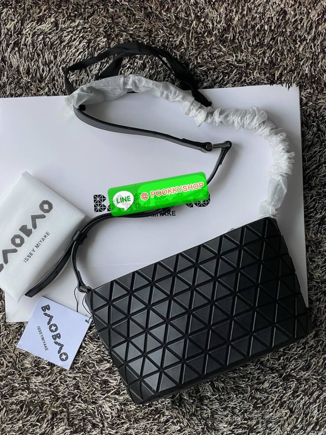 💕 BAO BAO ISSEY MIYAKE Crystal Shoulder Bag งานดีไซน์ที่ดูเรียบง่ายทั้งรูปแบบการใช้งาน มีช่องเปิดปิดแบบซิปเพื่อให้คุณพกพาของมีค่าได้อย่างสบายใจป้องกันสิ่งของตกหล่น ทั้งตัวเพลตสามเหลี่ยมและสายกระเป๋าหนัง สวยแบบคูลๆ ทั้งยังดูแลรักษาง่าย น้ำหนักเบา เ