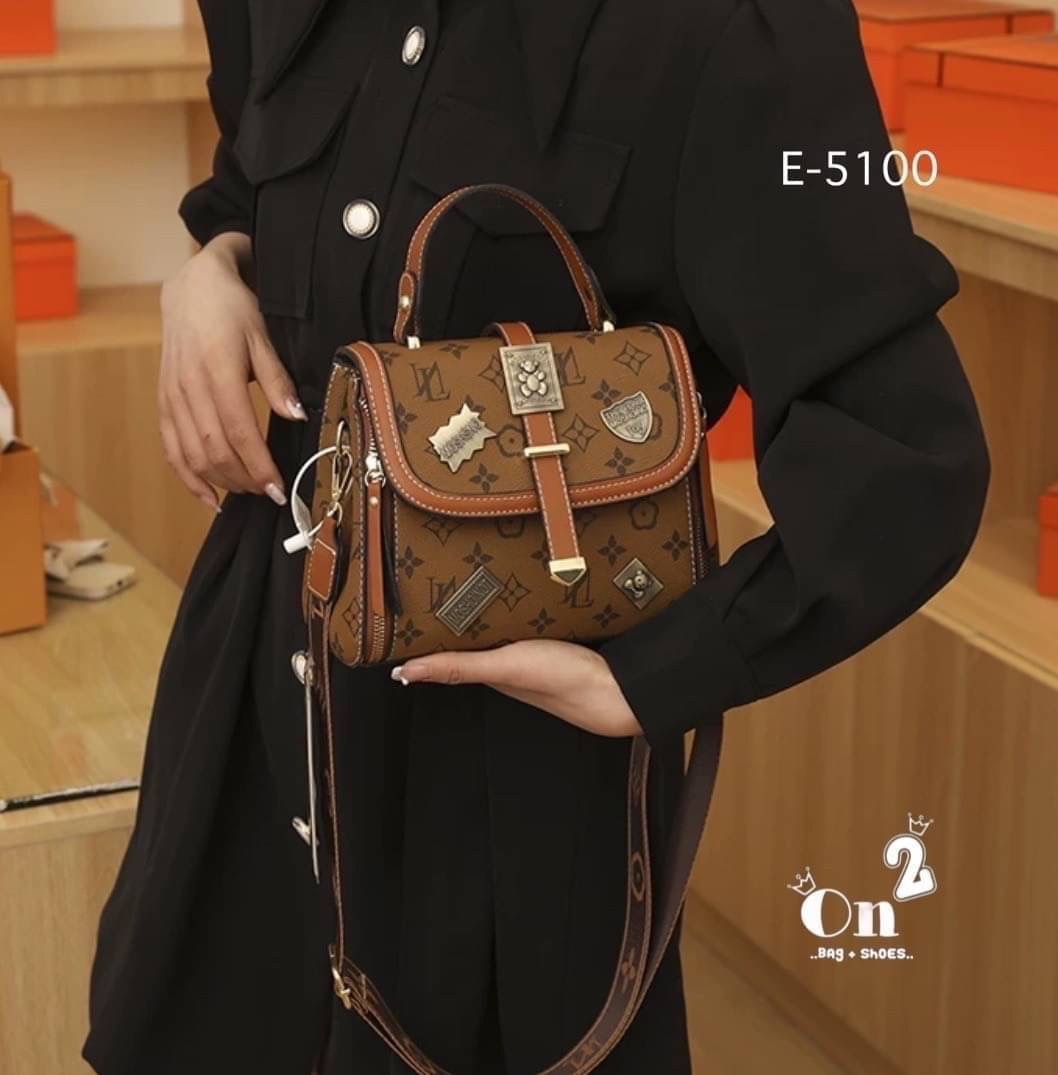 กระเป๋าสะพายข้างทรงแมสเซนเจอร์ เปิดหน้าอะไหล่ทอง มาพร้อมกระเป๋าใส่สายสะพายยาวถอดออกถือได้ พร้อมส่ง ค่ะ