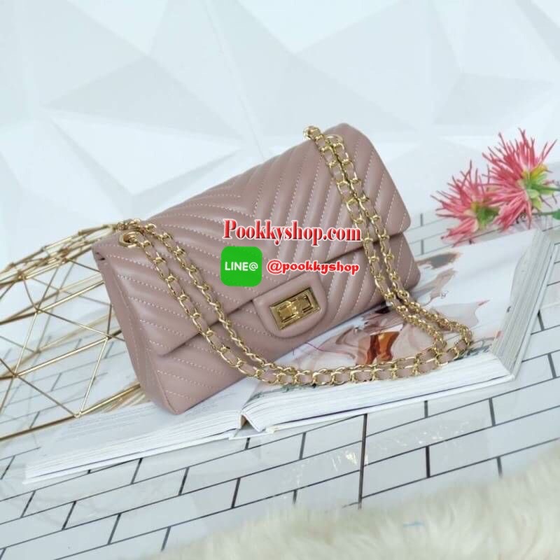 มาเพิ่มละค่า งาน Best Seller พร้อมสีใหม่สวยๆ มาให้เลือกเพิ่มอีก 2 สี !! KEEP รุ่น shoulder chevron chain handbag สวย หรู มากๆ เลยน๊า กระเป๋าอยู่ทรง หนังตัวใหม่ Microfiber สวย ทนกว่าเดิม ตัวกระเป๋าเย็บประณีต สายโซ่ปรับ สั้น ยาวได้คะ ภายในสีแดง มีช่องใส่ของ