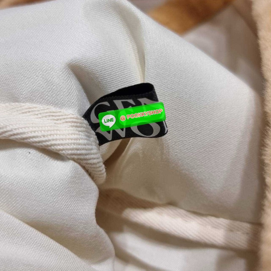 Gentlewoman x Butterbear fluffy dumpling bag 🔆 Details กระเป๋าที่มัมหมีต้องไม่ปล่อยผ่าน น้องหมีเนยน่ารักไม่ไหว และมาในรูปแบบกระเป๋า dumpling สุดฮิต บอกเลยว่าเหมาะกับคริสต์มาสที่จะถึงนี้มาก ดีไซน์น้องหมีเนยโดดเด่น ปากกระเป๋าสามารถรูดเก็บทรงได้ และม